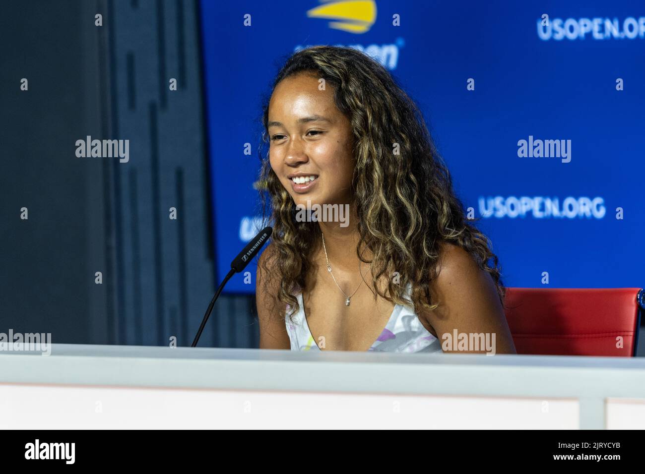 New York, NY - 26 août 2022: Leylah Fernandez du Canada assiste aux États-Unis Open Player Media Day disponibilité au centre de presse du Centre national de tennis de l'USTA Billie Jean King Banque D'Images