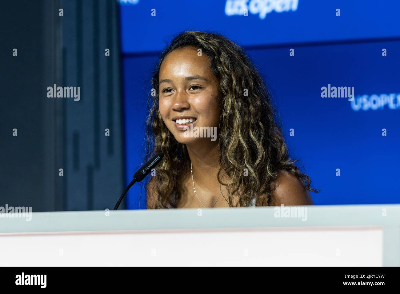 New York, NY - 26 août 2022: Leylah Fernandez du Canada assiste aux États-Unis Open Player Media Day disponibilité au centre de presse du Centre national de tennis de l'USTA Billie Jean King Banque D'Images
