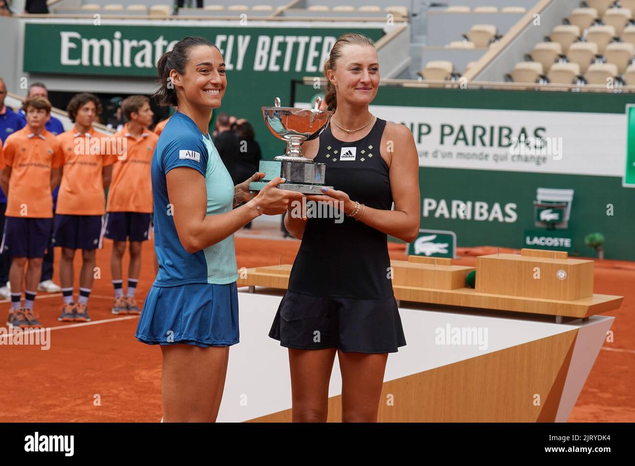 Roland Garros 2022 femmes doubles champions Caroline Garcia (L) et Kristina Mladenovic de France pendant la présentation du trophée Banque D'Images