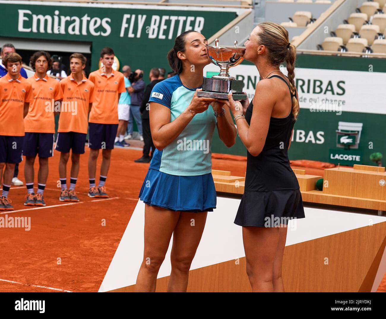 Roland Garros 2022 femmes doubles champions Caroline Garcia (L) et Kristina Mladenovic de France pendant la présentation du trophée Banque D'Images
