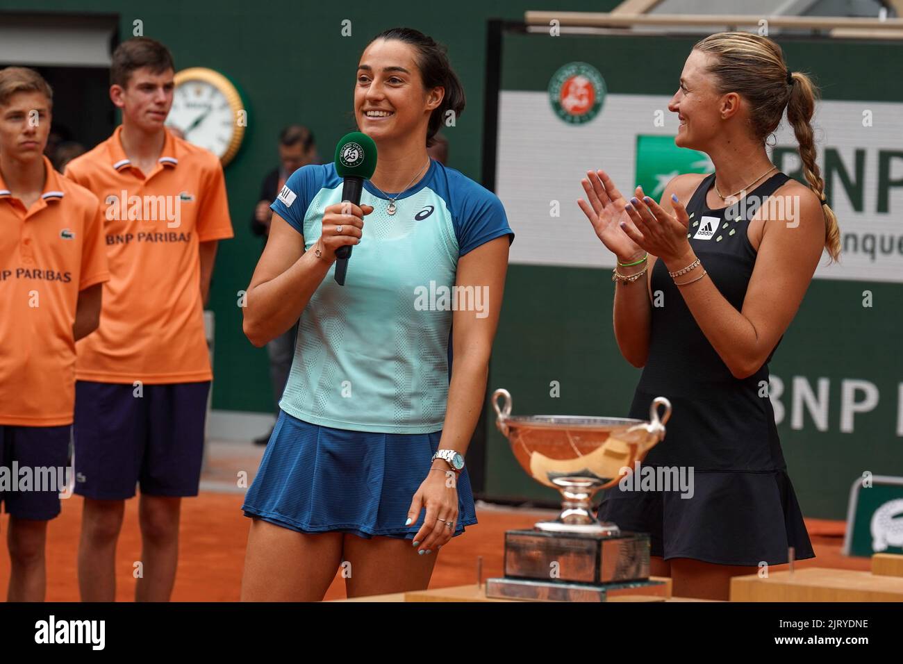 Roland Garros 2022 femmes doubles champions Caroline Garcia (L) et Kristina Mladenovic de France pendant la présentation du trophée Banque D'Images