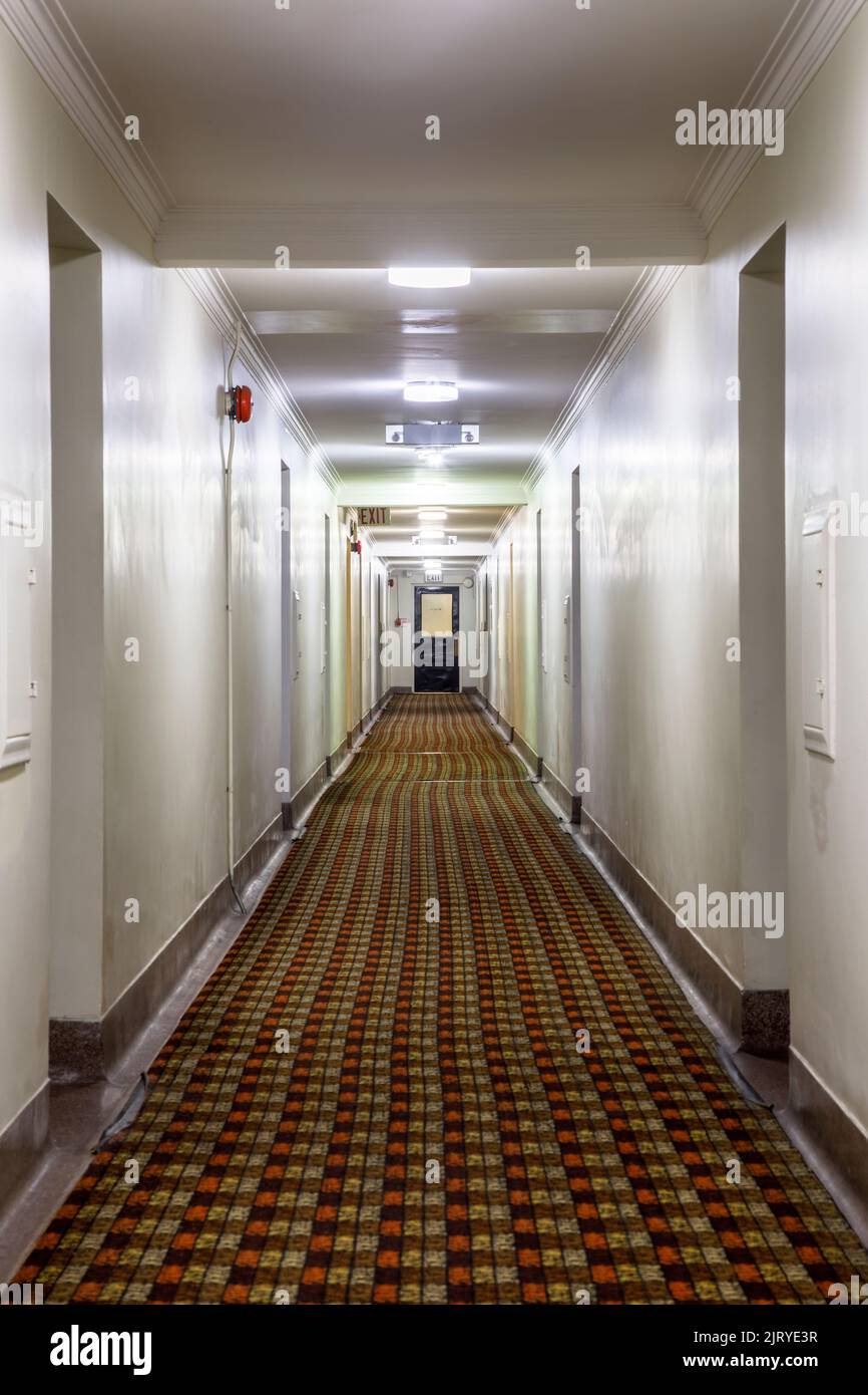 Un couloir vide à l'intérieur d'un immeuble. Ce bâtiment a depuis été démoli Banque D'Images