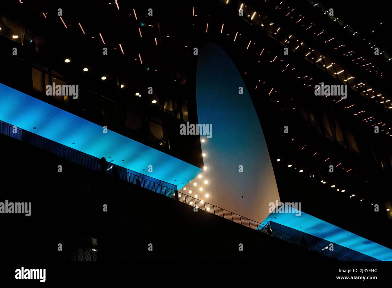 Terrasse d'observation de la Plaza avec visiteurs, silhouettes dans l'obscurité, illuminées en bleu, salle philharmonique d'Elbe dans la soirée, vue d'en dessous, Hambourg Banque D'Images