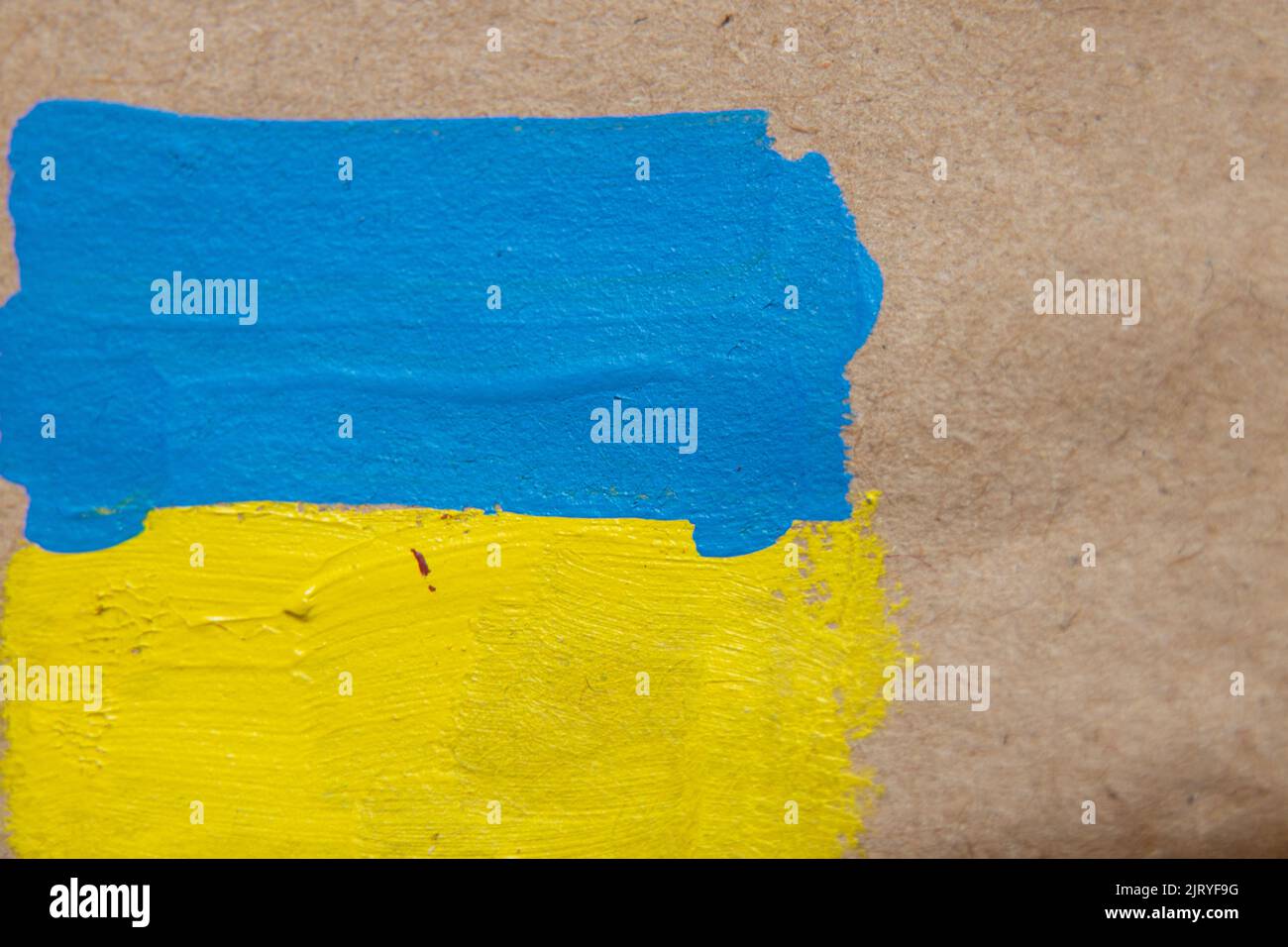 Le drapeau de l'Ukraine est peint avec des peintures sur papier brun, papier peint Banque D'Images