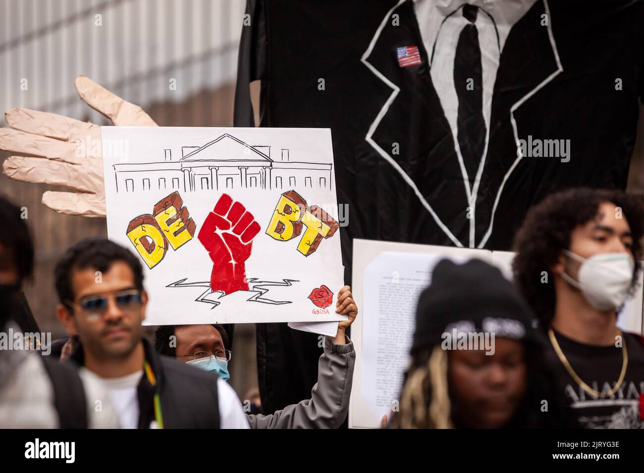 Les manifestants défilent autour du ministère de l'éducation en portant des plaques au cours d'une manifestation pour annuler la dette étudiante. Les étudiants ont pris part à un rassemblement exhortant le président Biden à émettre un décret exécutif pour annuler toute la dette étudiante. Au minimum, ils ont exigé qu'il remplisse sa promesse de campagne d'annulation de $10 000 de dette pour chaque étudiant. Collectivement, les étudiants américains doivent plus de $1,7 000 milliards de dollars pour les prêts à l’éducation. Banque D'Images