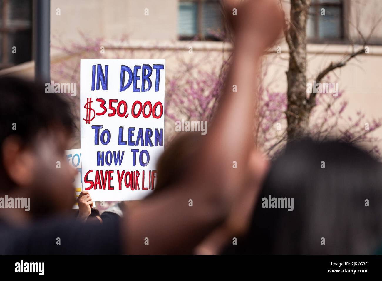 Un manifestant porte un écriteau sur sa dette en matière d'éducation lors d'un rassemblement pour annuler la dette étudiante au ministère de l'éducation. Les étudiants ont pris part à un rassemblement exhortant le président Biden à émettre un décret exécutif pour annuler toute la dette étudiante. Au minimum, ils ont exigé qu'il remplisse sa promesse de campagne d'annulation de $10 000 de dette pour chaque étudiant. Collectivement, les étudiants américains doivent plus de $1,7 000 milliards de dollars pour les prêts à l’éducation. Banque D'Images