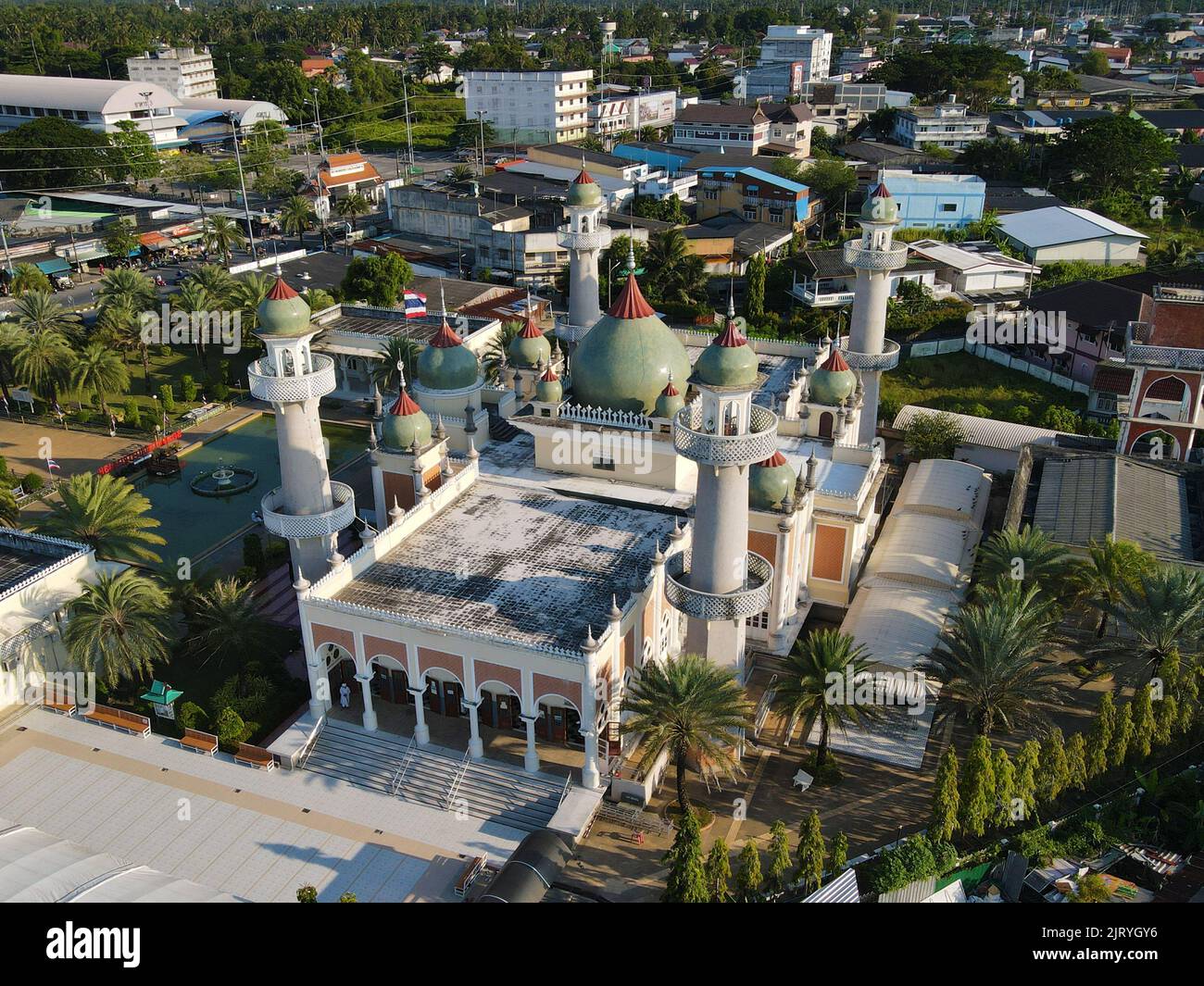 Une prise de vue aérienne de la mosquée centrale de Pattani à Anoru, en Thaïlande, entourée d'arbres et d'autres bâtiments en arrière-plan Banque D'Images