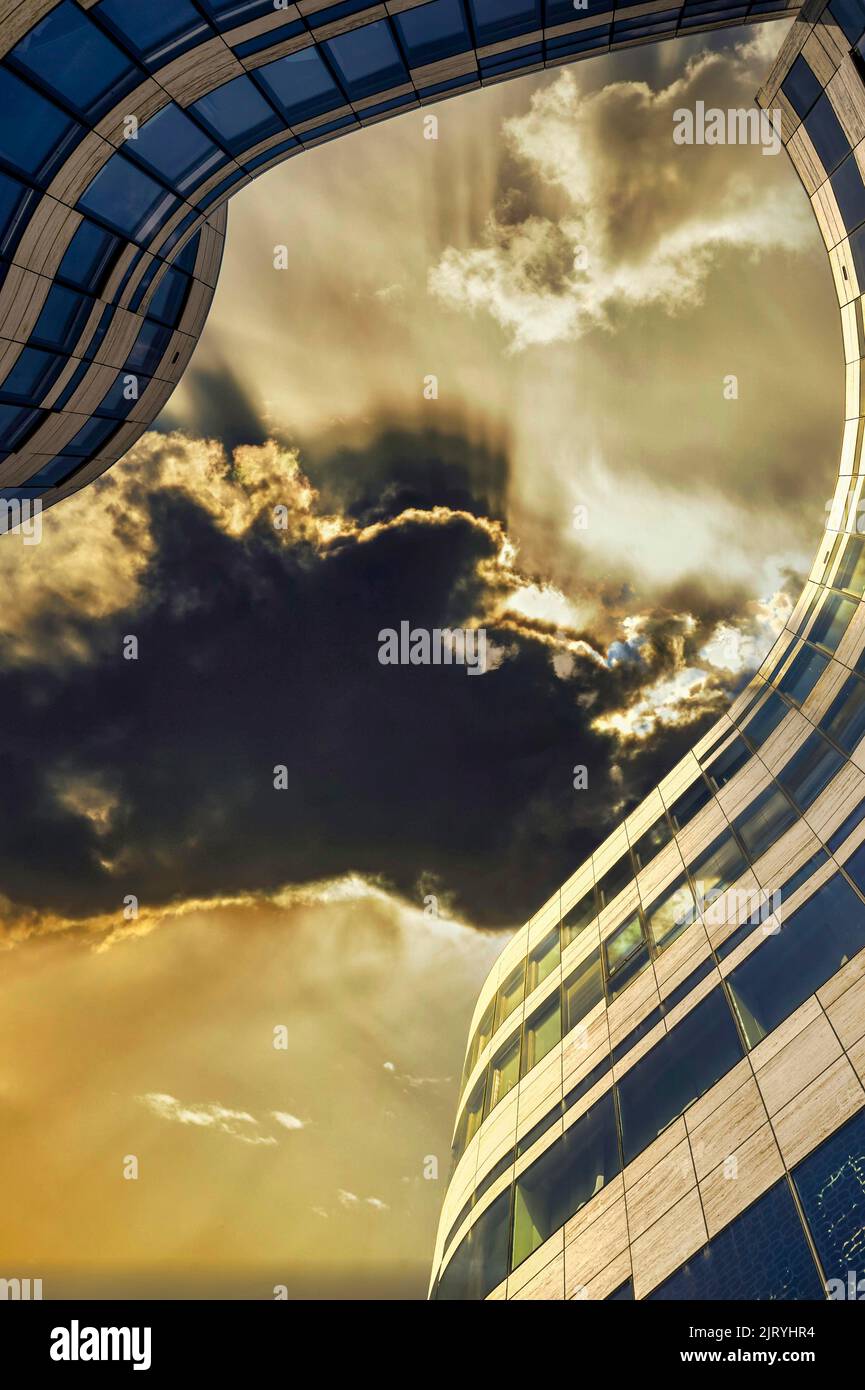 Bordure de toit, bâtiment commercial, espace, nuages sombres, rayons du soleil, Koe-Bogen, Düsseldorf, Rhénanie-du-Nord-Westphalie, Allemagne Banque D'Images