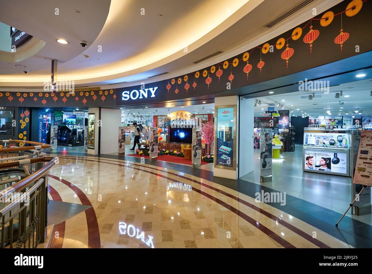 KUALA LUMPUR, MALAISIE - VERS JANVIER 2020 : boutique Sony dans le centre commercial Suria KLCC de Kuala Lumpur. Banque D'Images