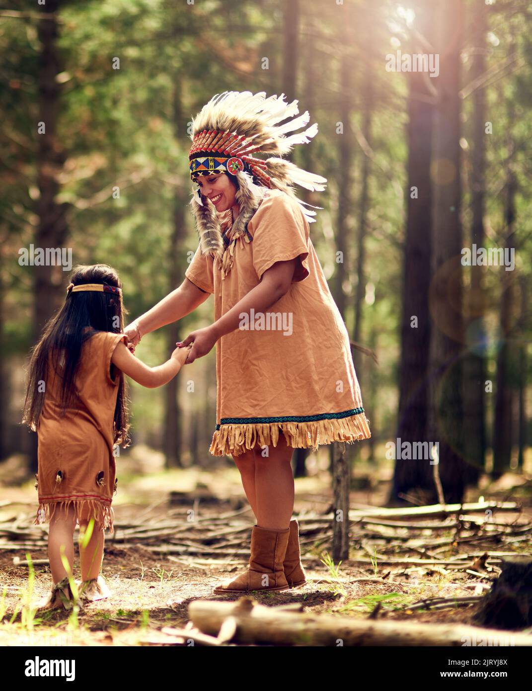 Lemme voit votre danse de pluie. Une petite fille et sa mère dansent tout en jouant l'habillage dans les bois. Banque D'Images