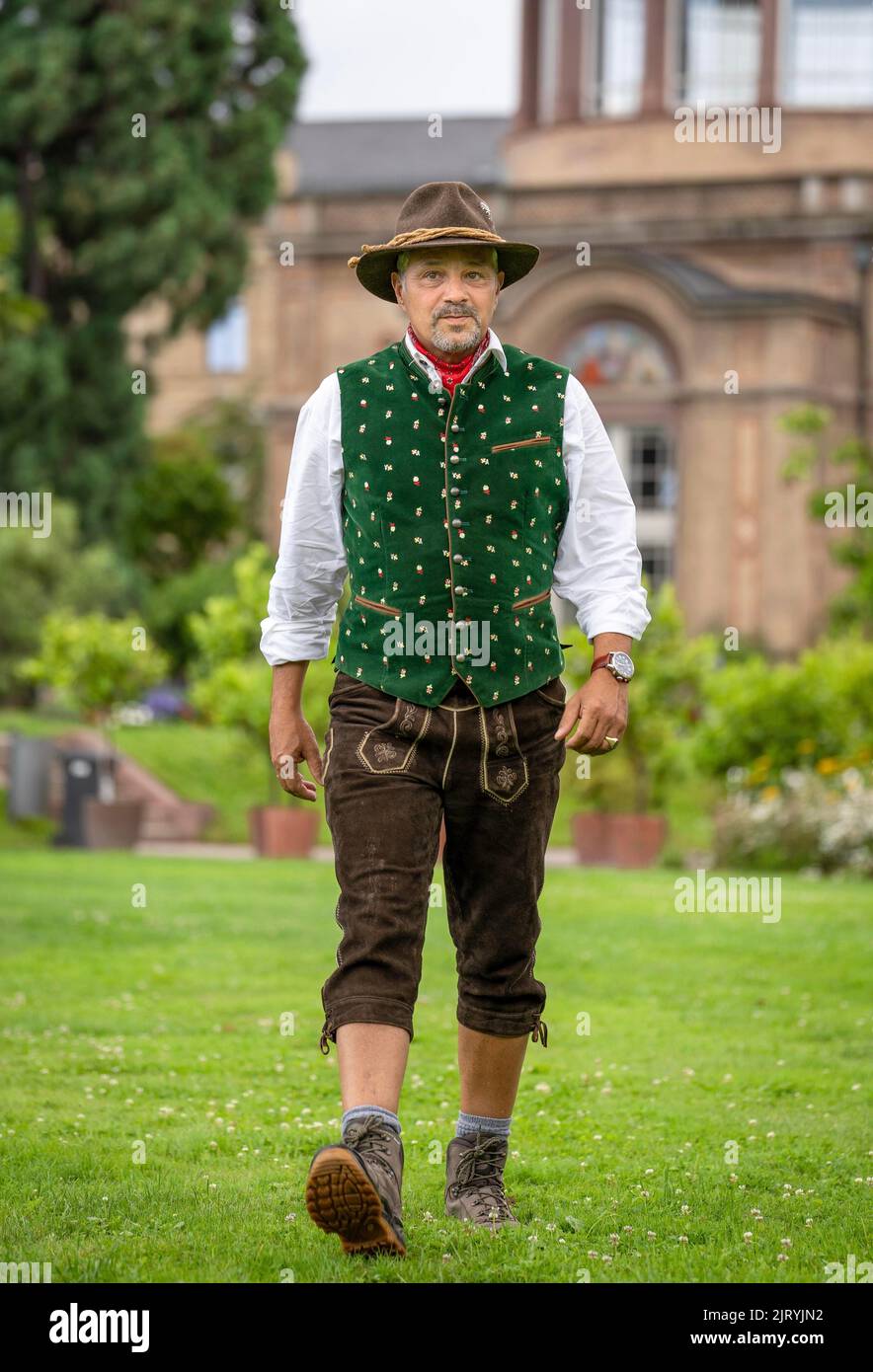 Homme en costume traditionnel bavarois avec chapeau marchant sur la  pelouse, Karlsruhe, Allemagne Photo Stock - Alamy