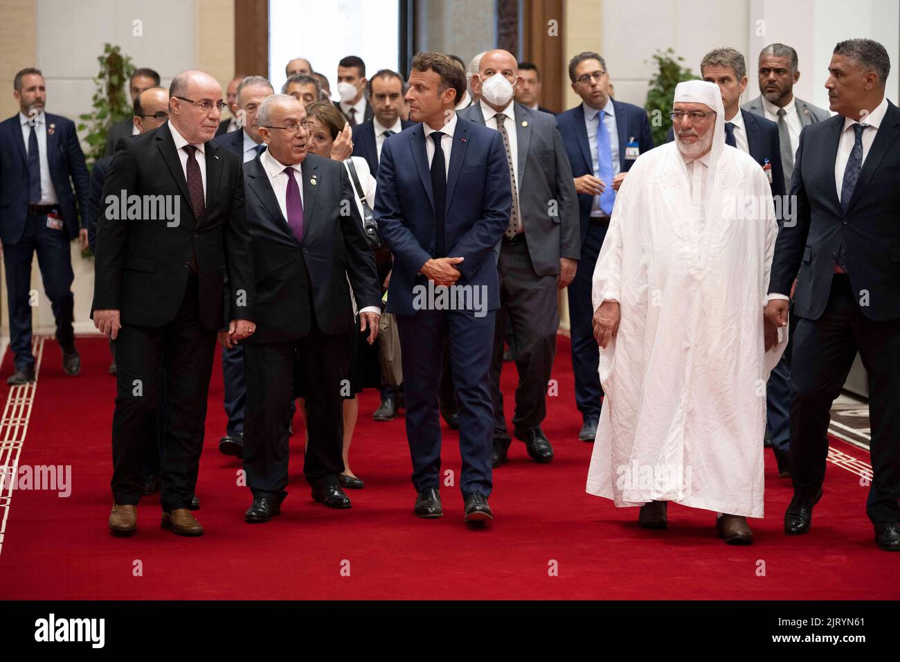 Alger, Algérie. 26th août 2022. Le président français Emmanuel Macron, le ministre algérien des Affaires étrangères Ramtane Lamamra et l'imam de la Grande Mosquée d'Alger Mohamed Mamoun El-Kacimi El-Hassani visitent la Grande Mosquée d'Alger, à 26 août 2022, lors d'une visite officielle. Le président français effectue une visite de trois jours en Algérie pour nouer des liens avec l'ancienne colonie française, qui marque cette année son 60th anniversaire d'indépendance. Photo par Eliot Blondt/ABACAPRESS.COM crédit: Abaca Press/Alay Live News Banque D'Images