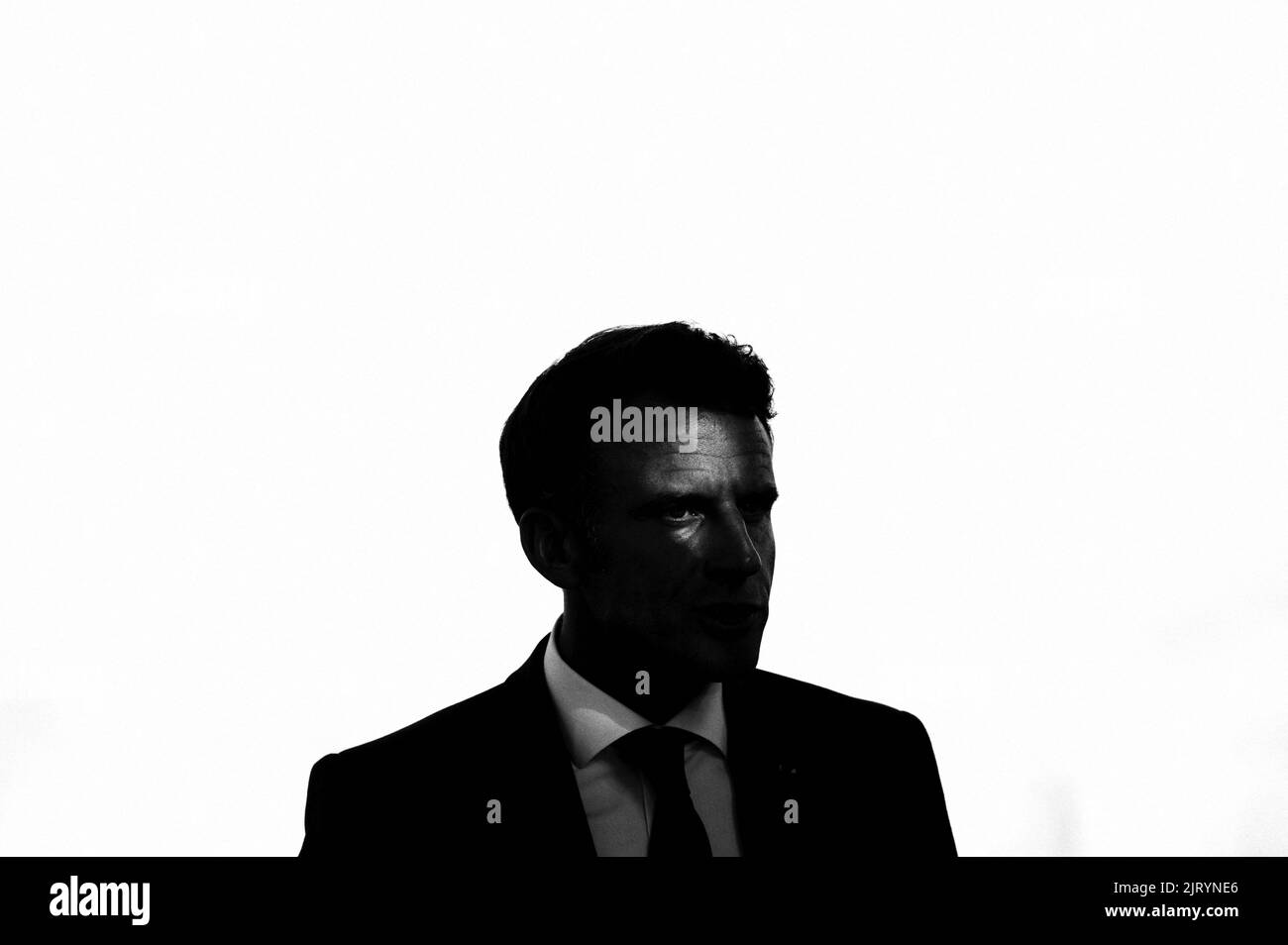 Alger. Algérie. 26th août 2022. Le président français Emmanuel Macron prononce un discours lors d'une rencontre avec des membres de la communauté française à l'ambassadeur de France à la résidence de l'Algérie, à Alger, à 26 août 2022, lors d'une visite officielle. Le président français effectue une visite de trois jours en Algérie pour nouer des liens avec l'ancienne colonie française, qui marque cette année son 60th anniversaire d'indépendance. Photo par Eliot Blondt/ABACAPRESS.COM crédit: Abaca Press/Alay Live News Banque D'Images