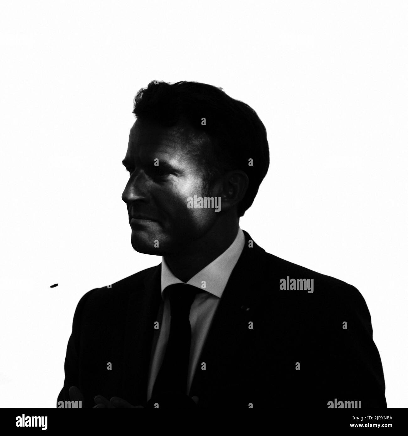 Alger. Algérie. 26th août 2022. Le président français Emmanuel Macron prononce un discours lors d'une rencontre avec des membres de la communauté française à l'ambassadeur de France à la résidence de l'Algérie, à Alger, à 26 août 2022, lors d'une visite officielle. Le président français effectue une visite de trois jours en Algérie pour nouer des liens avec l'ancienne colonie française, qui marque cette année son 60th anniversaire d'indépendance. Photo par Eliot Blondt/ABACAPRESS.COM crédit: Abaca Press/Alay Live News Banque D'Images