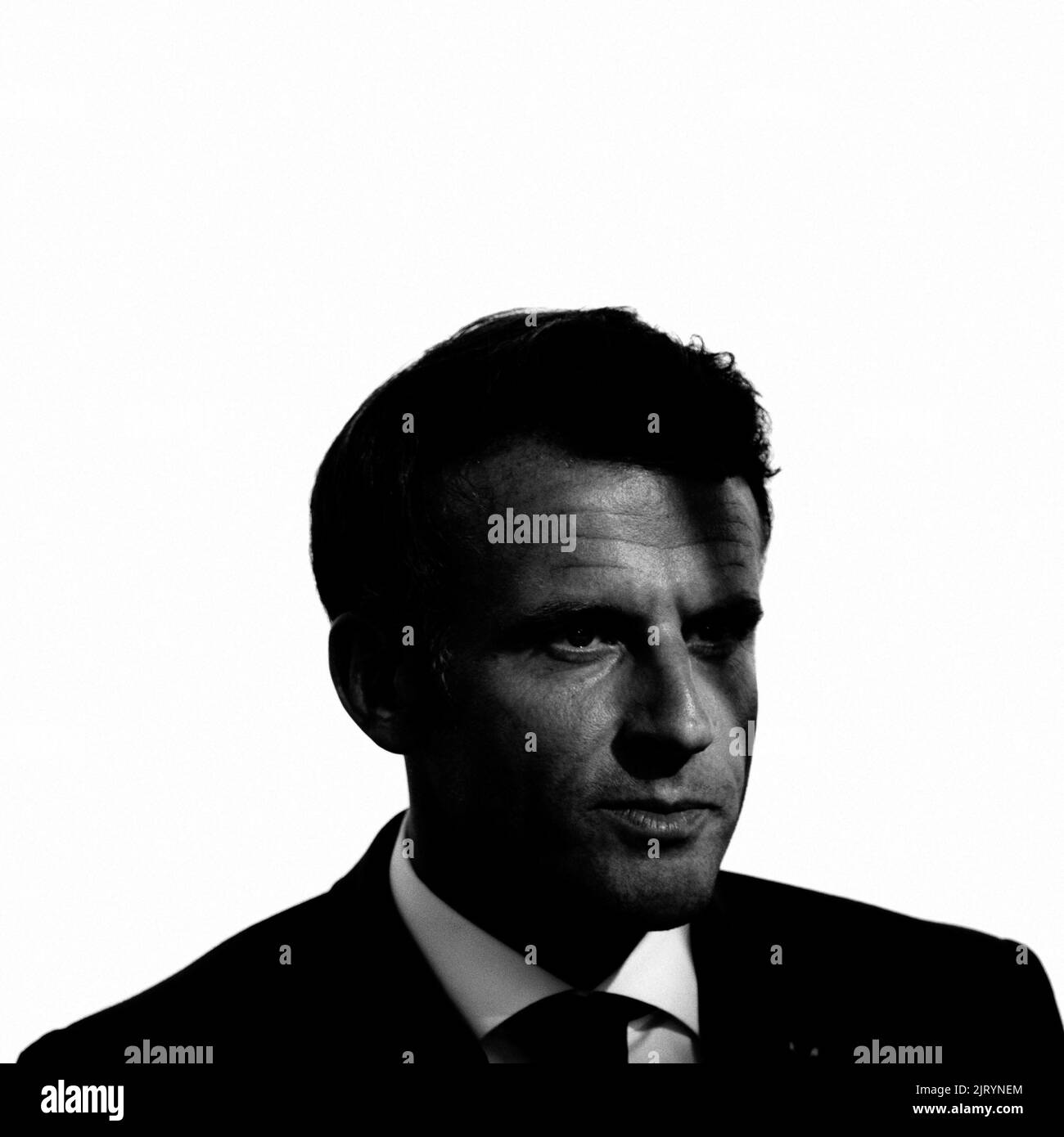 Alger. Algérie. 26th août 2022. Le président français Emmanuel Macron prononce un discours lors d'une rencontre avec des membres de la communauté française à l'ambassadeur de France à la résidence de l'Algérie, à Alger, à 26 août 2022, lors d'une visite officielle. Le président français effectue une visite de trois jours en Algérie pour nouer des liens avec l'ancienne colonie française, qui marque cette année son 60th anniversaire d'indépendance. Photo par Eliot Blondt/ABACAPRESS.COM crédit: Abaca Press/Alay Live News Banque D'Images