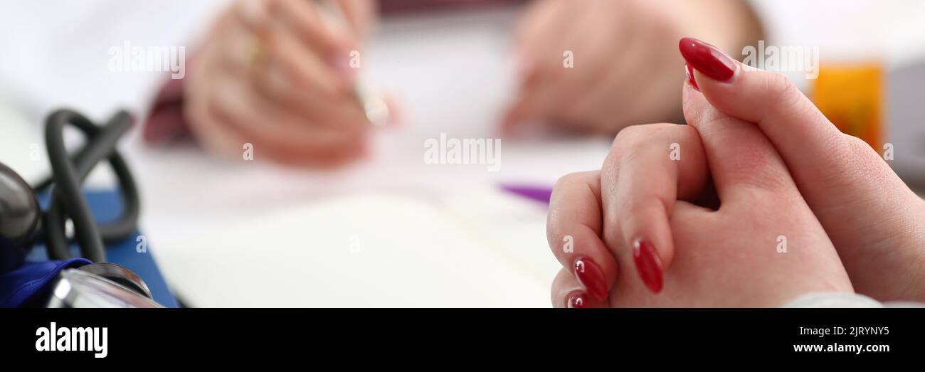 Mains de la patiente pour rapport médical écrit par le médecin état de santé Banque D'Images