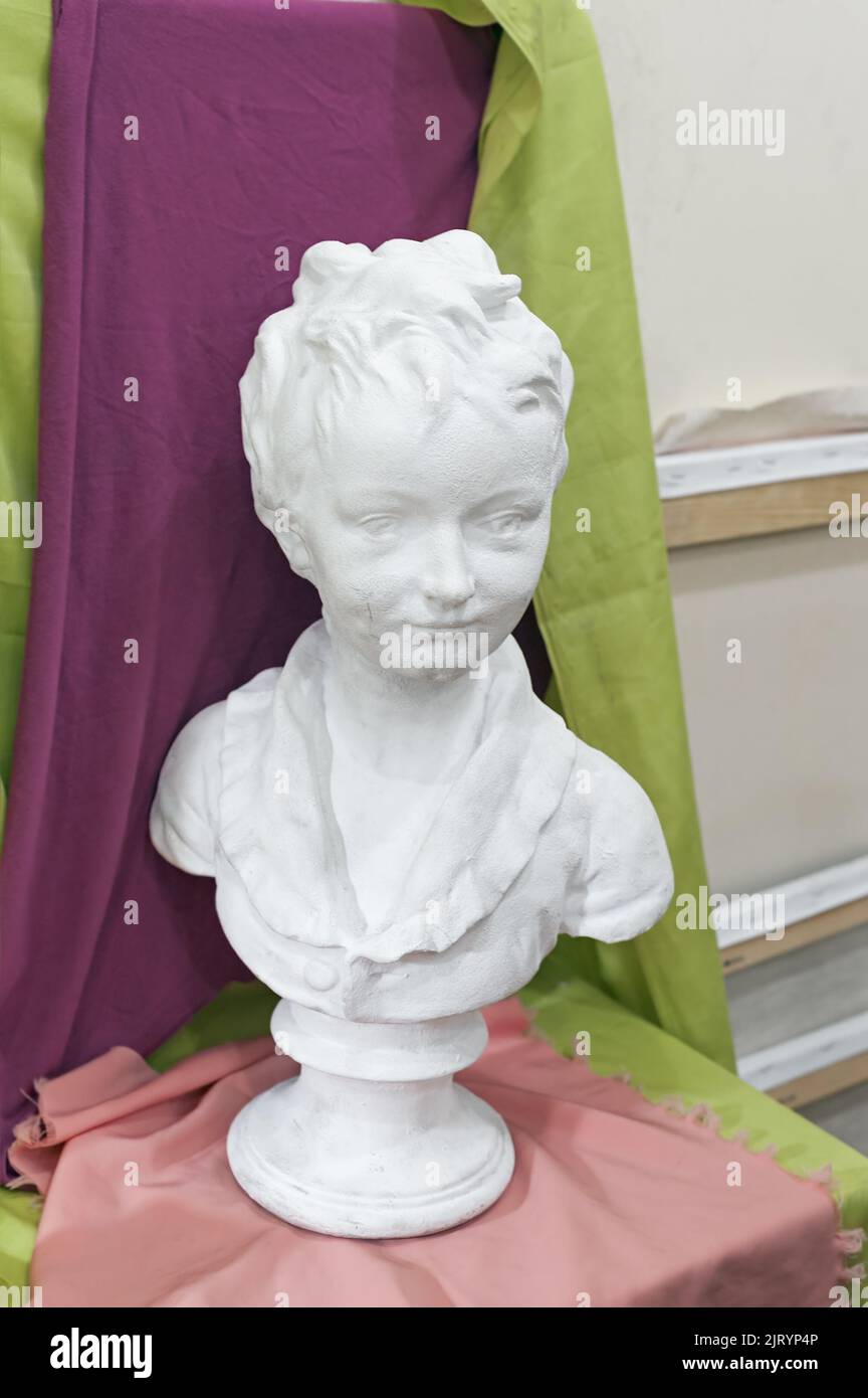 Buste de jeune garçon en plâtre vintage
