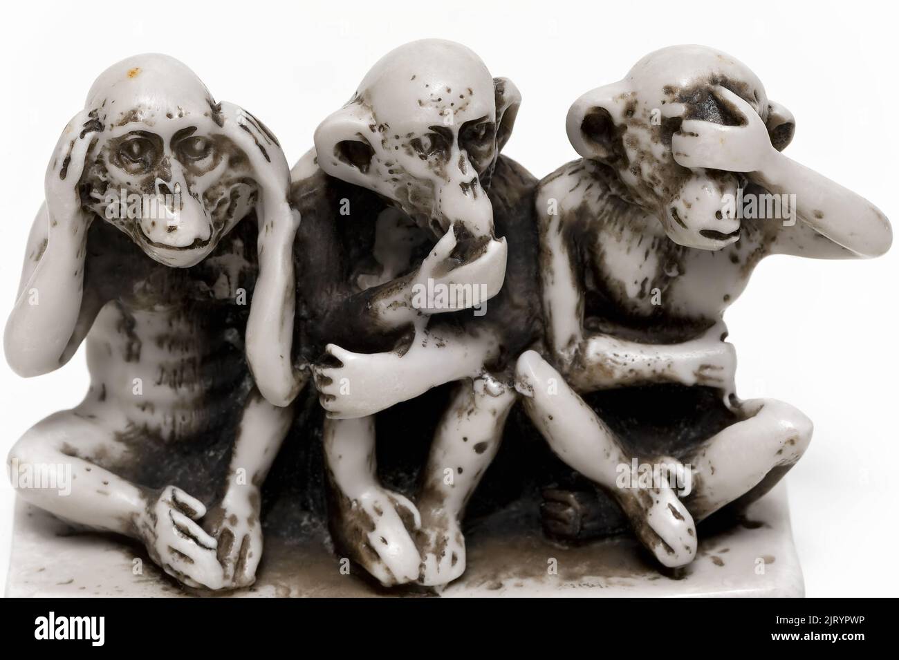 Trois singes sages, petite figurine isolée. Le principe proverbial « ne pas voir le mal, ne pas entendre le mal, ne pas parler le mal » Banque D'Images