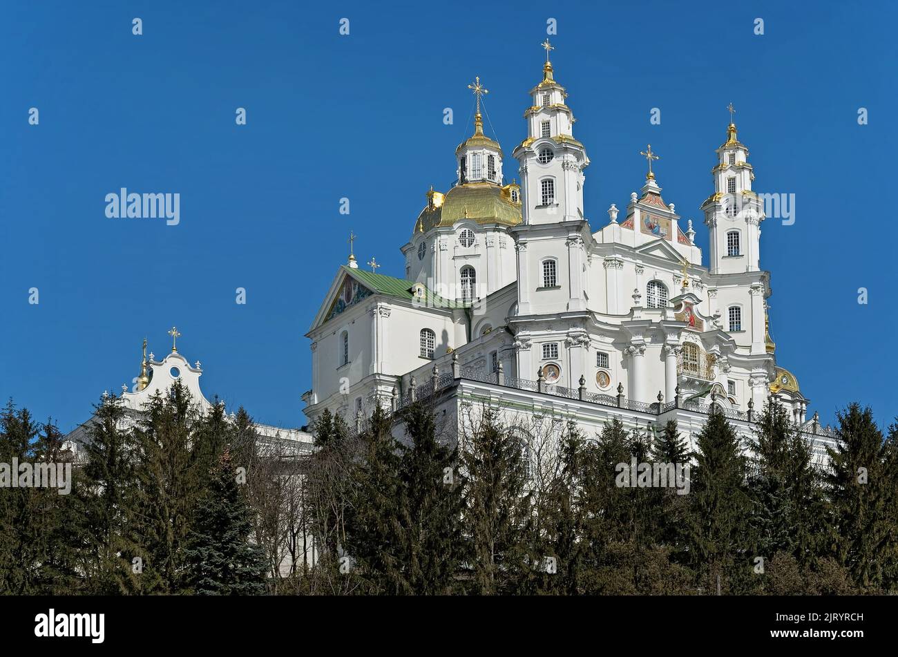 Cathédrale de la Dormition Sainte Pochayiv Lavra, Ukraine vue sur la pinède. Banque D'Images