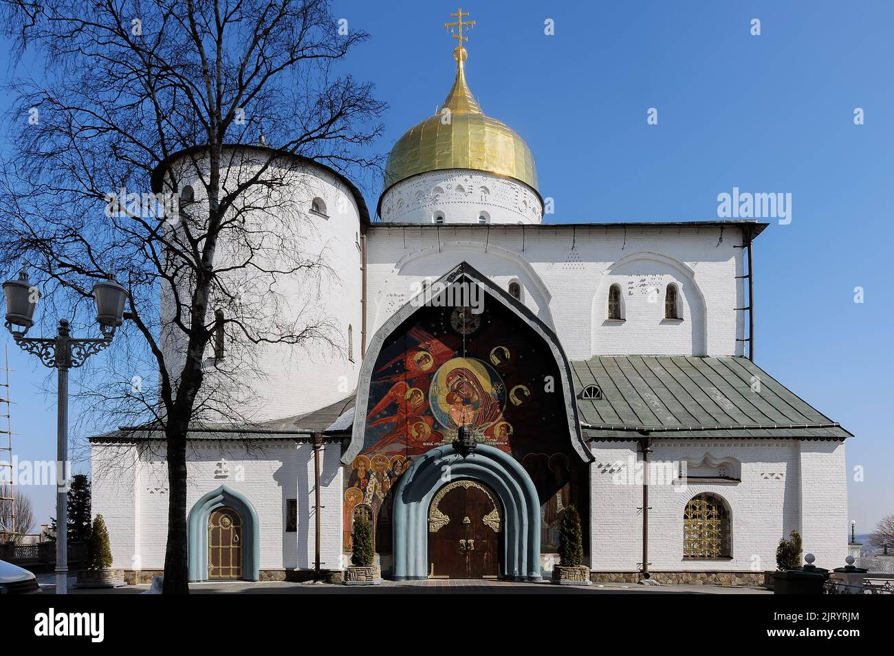 Vue latérale sur la cathédrale de la Trinité de Pochayiv Lavra en Ukraine Banque D'Images