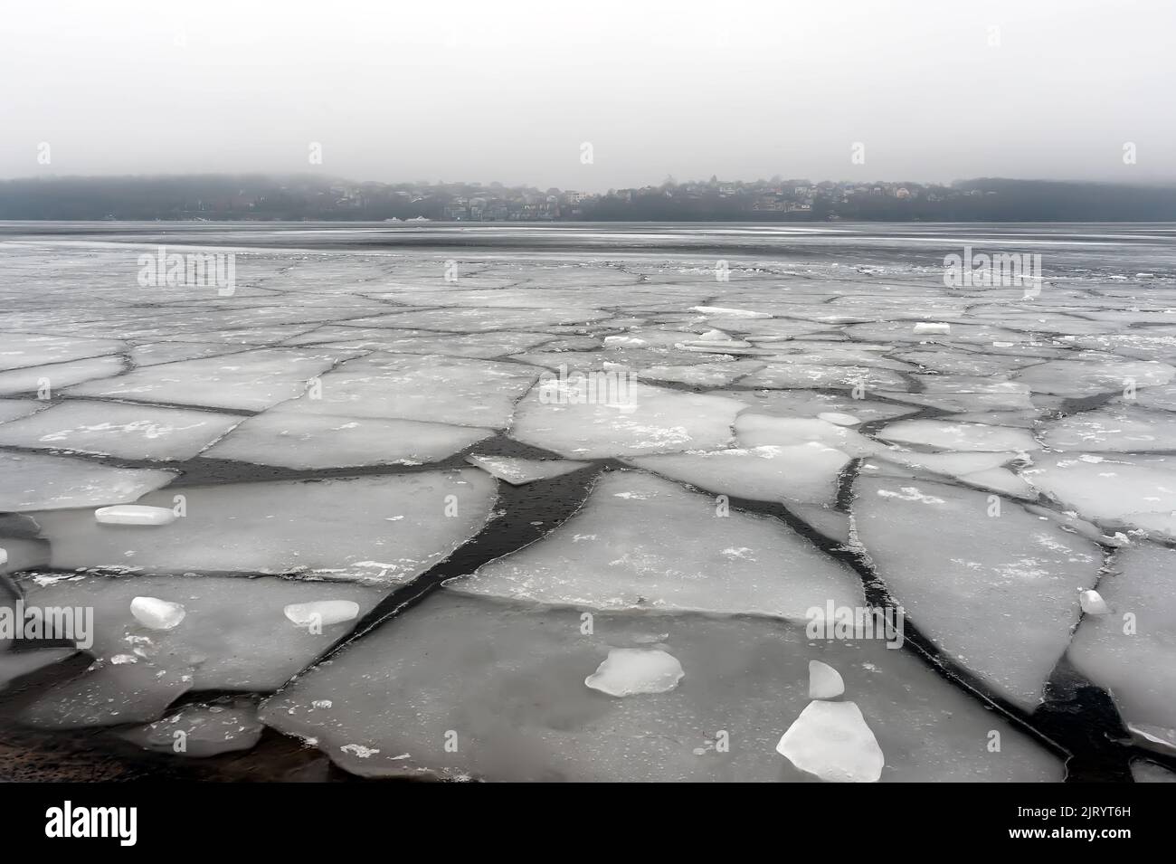 Glace craquée sur le lac Ternopil en Ukraine Banque D'Images