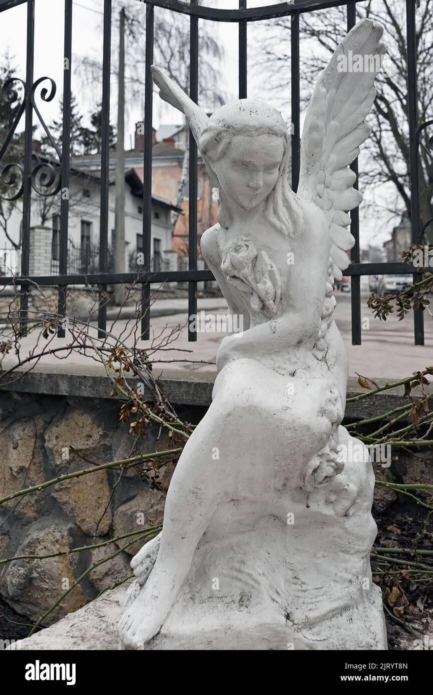 Sculpture d'un ange en deuil à Ternopil, en Ukraine Banque D'Images