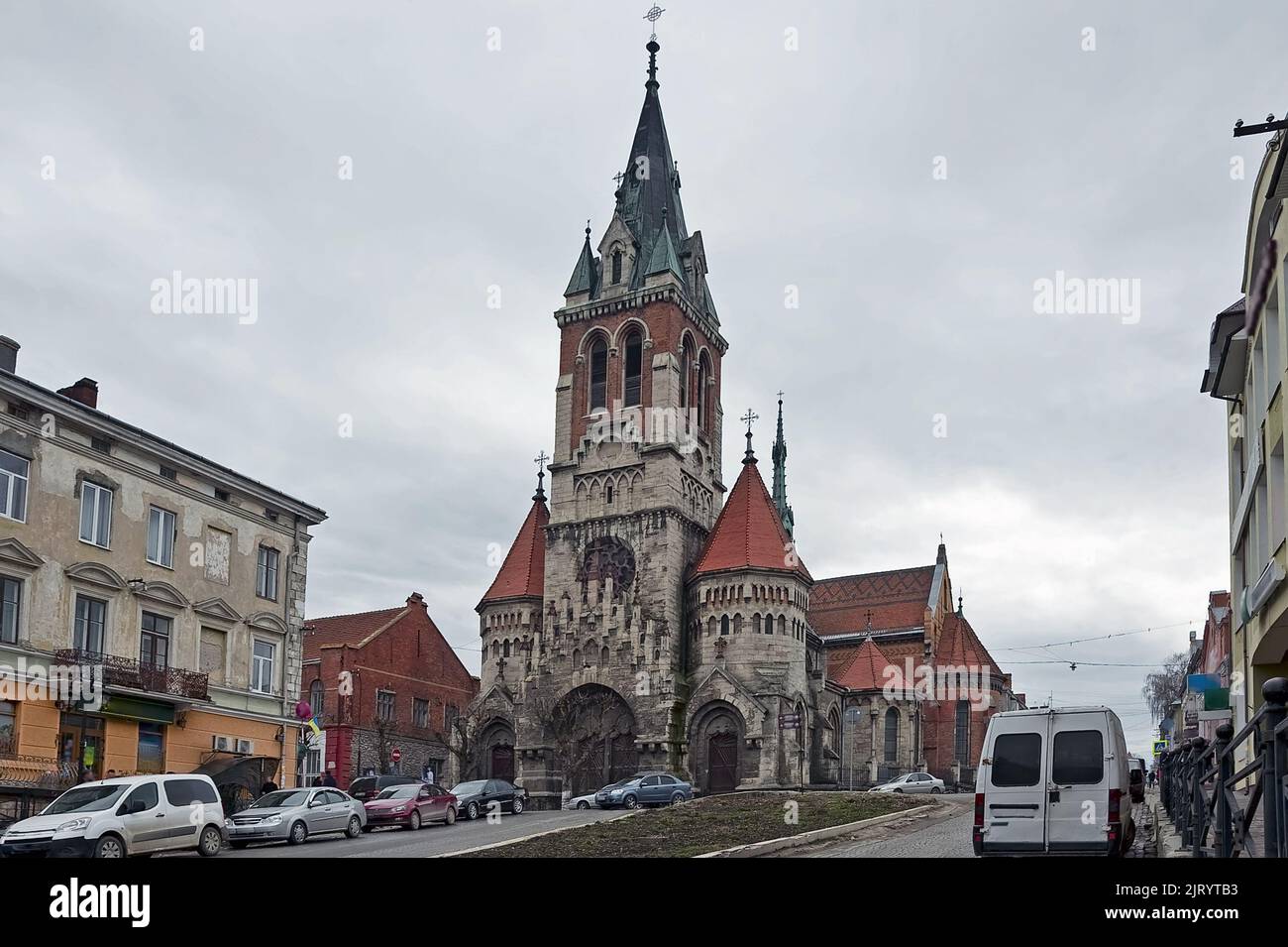 La vue sur l'église notre-Dame du Saint Rosaire et la ville de Saint Stanislaus, Ukraine Banque D'Images