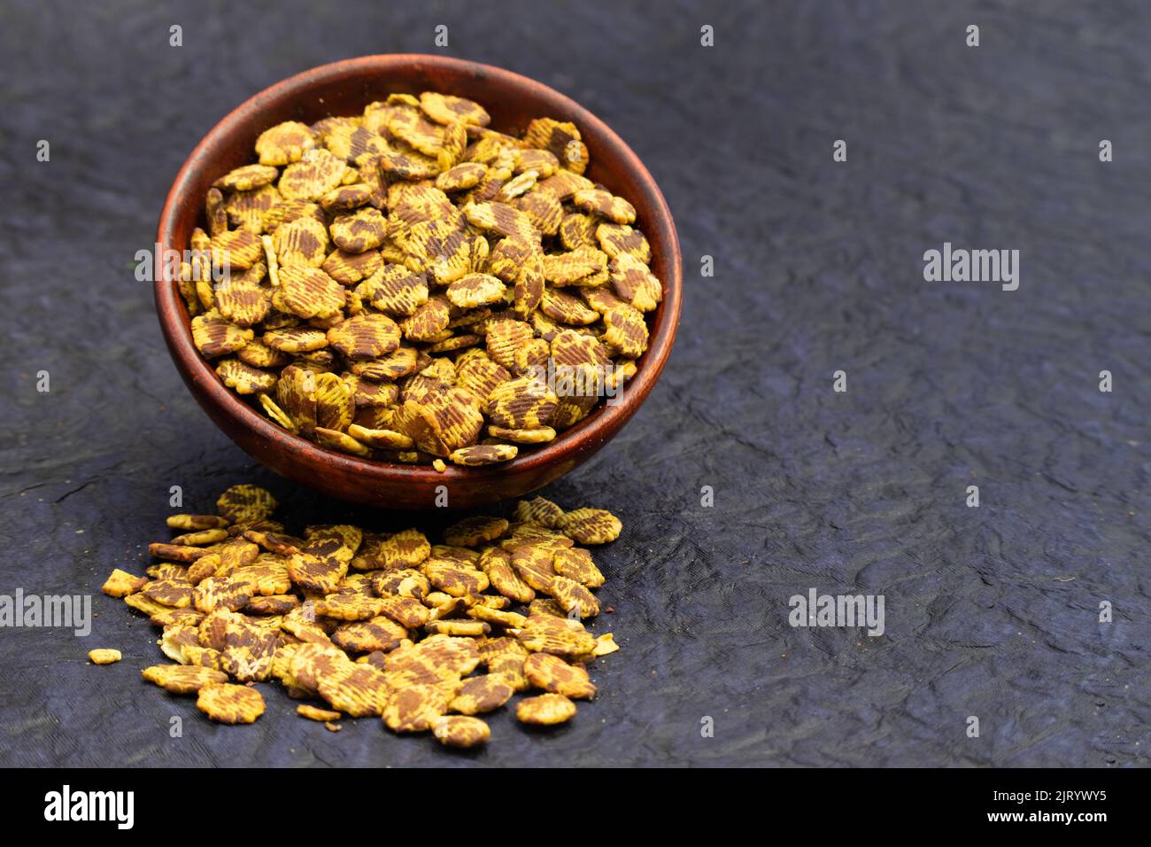 Chana Jor Garam également appelé Channa Chur ou Jhaal Chanachur est encas de rue faits de pois chiches noirs épicés et battus ou Chanachoor Banque D'Images