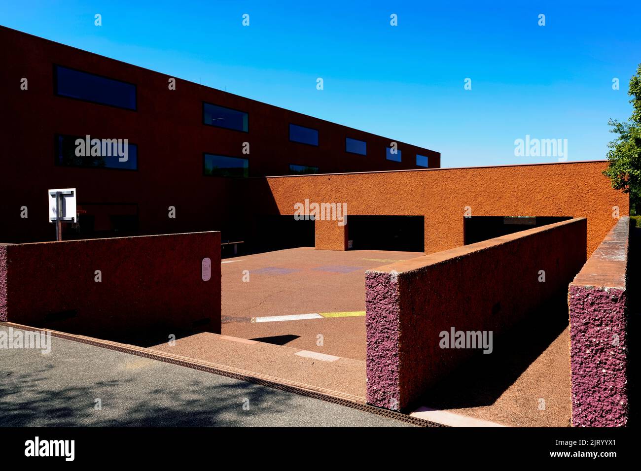 Bâtiment de l'école primaire Hinter Gärten bâtiment de l'école à Riehen, canton de Bâle ville, Suisse. Banque D'Images Bâtiment de l'école primaire Hinter Gärten bâtiment de l'école à Riehen, canton de Bâle ville, Suisse. Banque D'Images