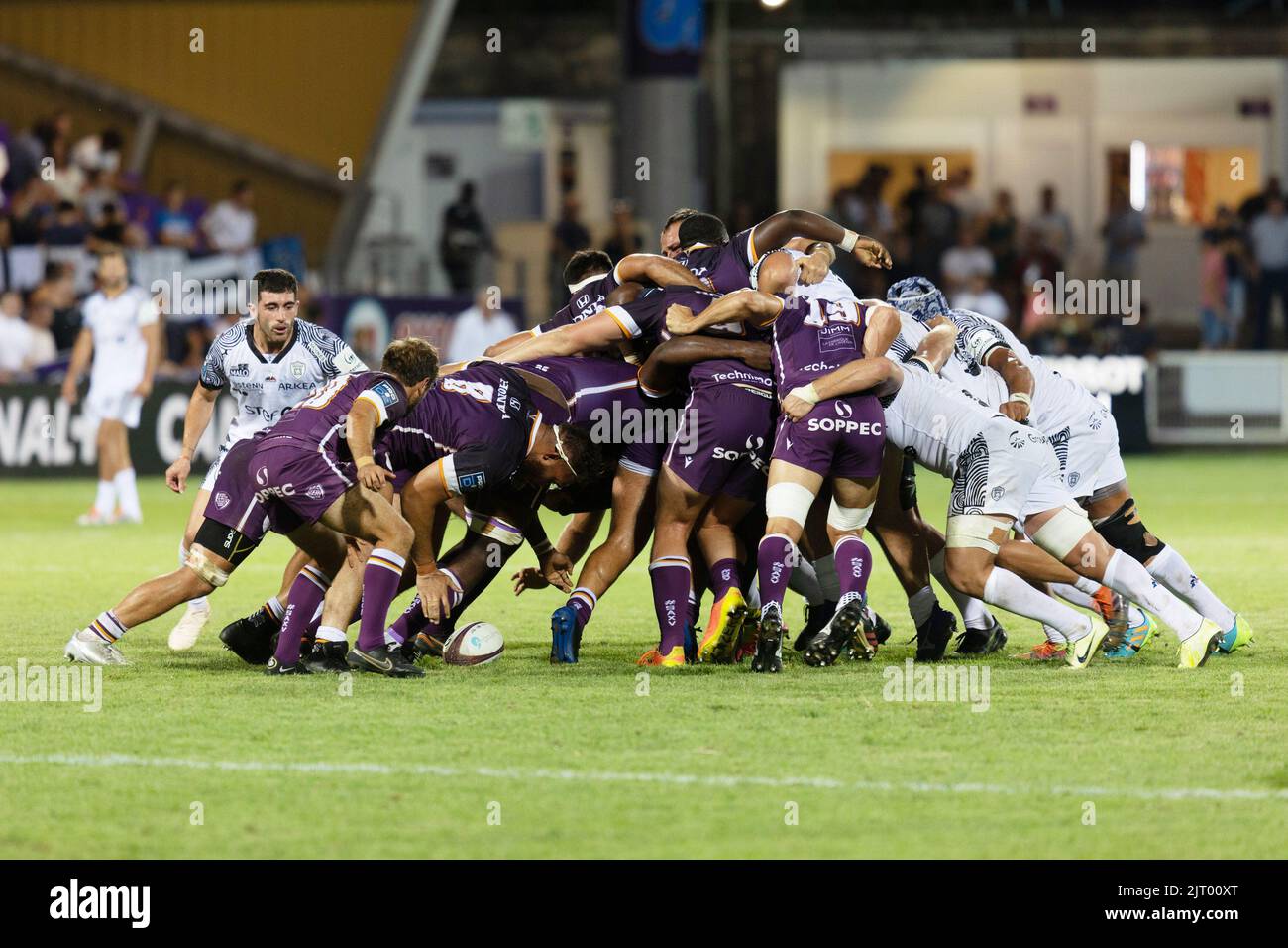 Angoulême, France. 26th août 2022. Mêlée pour Matthew Geoff Poasa va'ai (8) d'Angoulême lors du championnat de France Pro D2 match de rugby entre Soyaux-Angoulême XV et RC vannes sur 26 août 2022 au stade Chanzy d'Angoulême, France - photo Damien Kilani / DK Prod / DPPI crédit: DPPI Media/Alay Live News Banque D'Images