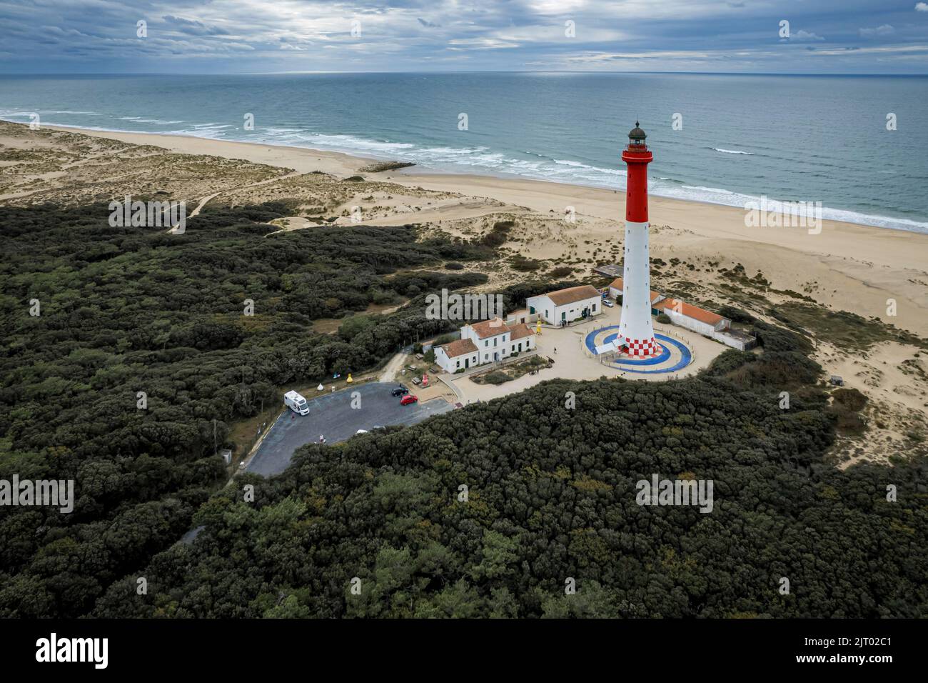Vue aérienne du phare de la Coubre avec l'océan en arrière-plan, près de Saint Palais sur Mer, Charente, France Banque D'Images