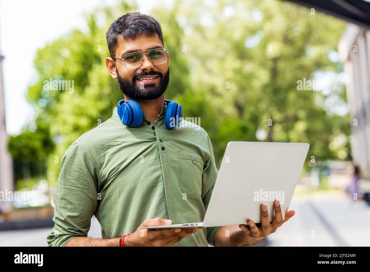 Portrait étudiant indien programmeur utilisant ordinateur portable dans le parc Banque D'Images