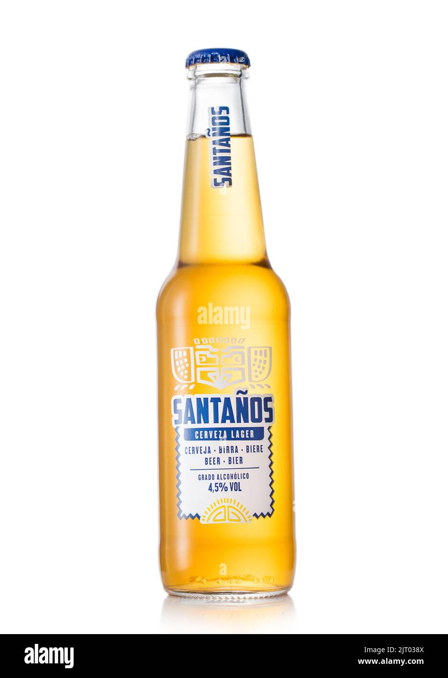 LONDRES, Royaume-Uni - 15 JUIN 2022 : bière Santanos mexican lager en bouteille de verre sur blanc. Banque D'Images
