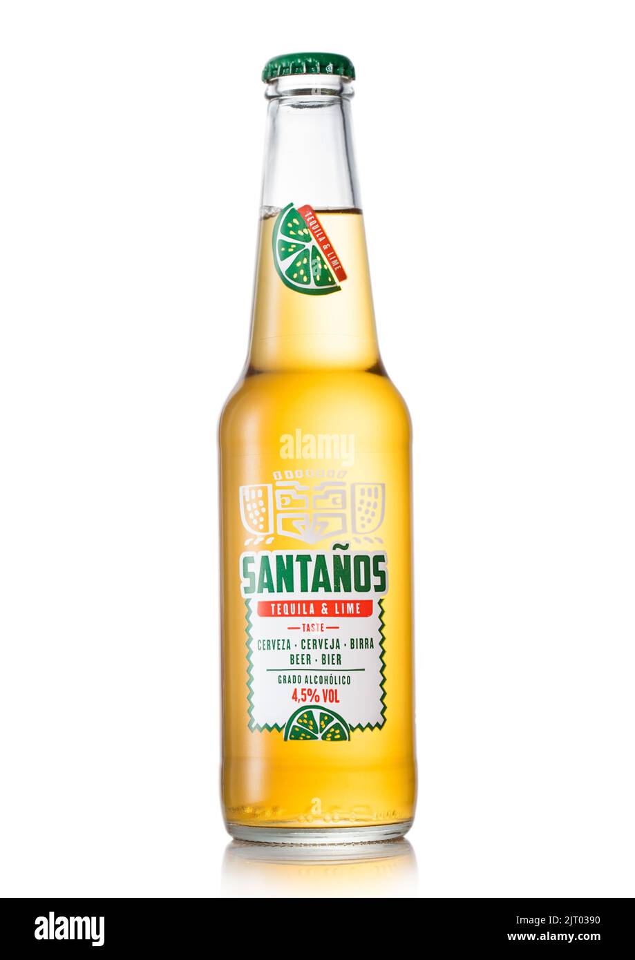 LONDRES, Royaume-Uni - 15 JUIN 2022 : bouteille de thé Santanos et mélange de citron vert avec bière sur blanc. Banque D'Images