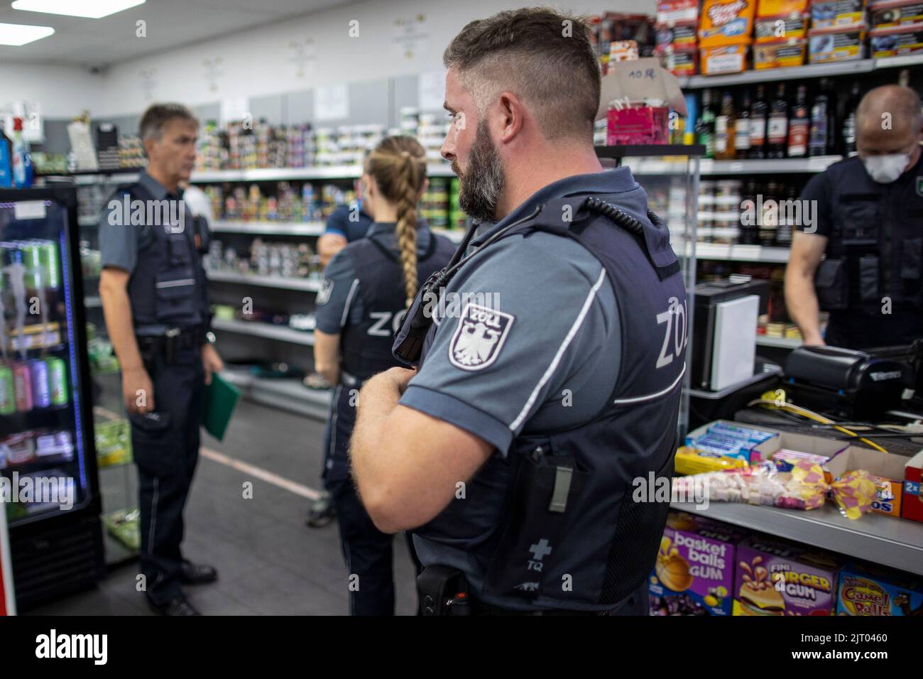 Duisburg, Allemagne. 26th août 2022. Les fonctionnaires des douanes font une recherche dans un kiosque au cours d'un raid dans le nord de Duisburg. Des groupes de travail de diverses autorités ont fouillé 13 propriétés de la ville dans le cadre d'une opération conjointe contre la criminalité des clans et vérifié plus de 130 personnes, selon un communiqué de presse. Credit: Christoph Reichwein/dpa/Alay Live News Banque D'Images