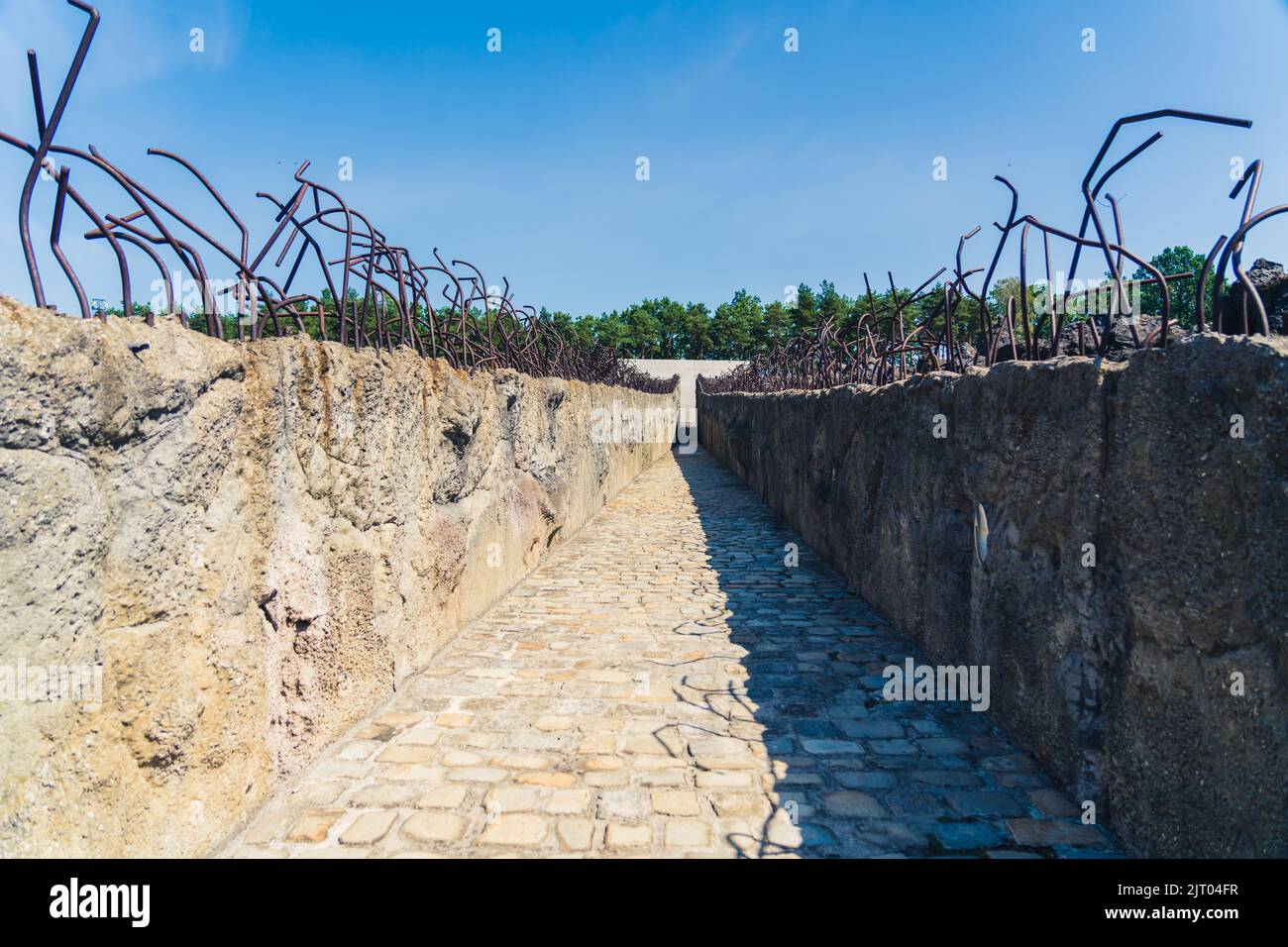 08.27.2022 - Belzec, Pologne - Camp de la mort nazie de Belzec. Les murs en pierre ont été altérés à l'entrée de l'ancien camp de la mort nazi. Chemin en pierre et tiges métalliques. Musée commémoratif de l'Holocauste. Tir horizontal. Photo de haute qualité Banque D'Images 08.27.2022 - Belzec, Pologne - Camp de la mort nazie de Belzec. Les murs en pierre ont été altérés à l'entrée de l'ancien camp de la mort nazi. Chemin en pierre et tiges métalliques. Musée commémoratif de l'Holocauste. Tir horizontal. Photo de haute qualité Banque D'Images