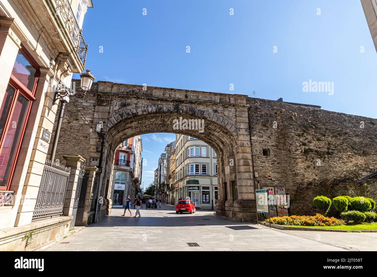 Lugo, Espagne. La Puerta del Obispo Aguirre (porte de l'évêque Aguirre), qui fait partie des anciens murs romains de la vieille ville Banque D'Images