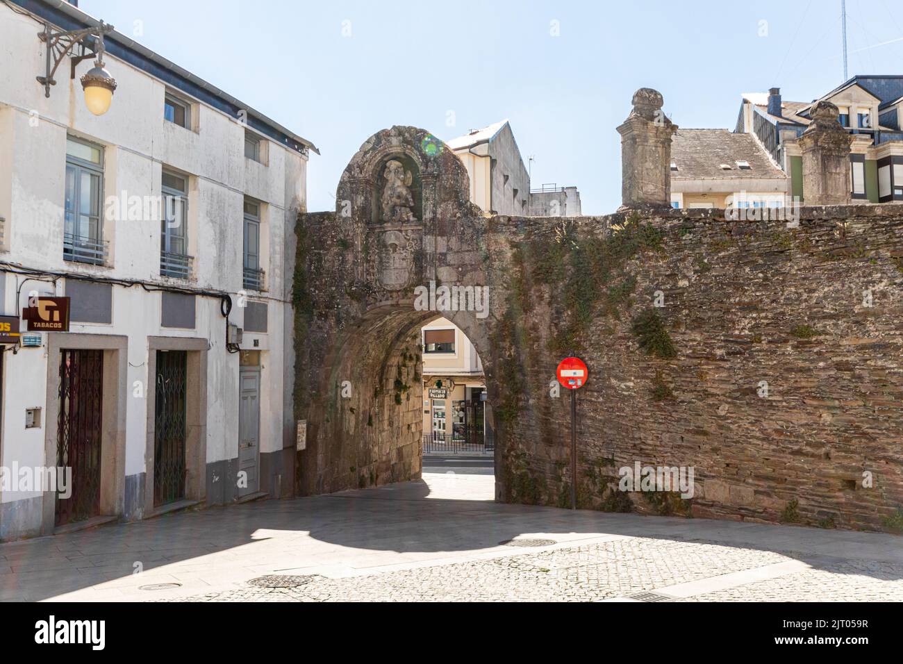 Lugo, Espagne. La Puerta de Santiago (porte Saint-Jacques), qui fait partie des murs de la ville romaine Banque D'Images