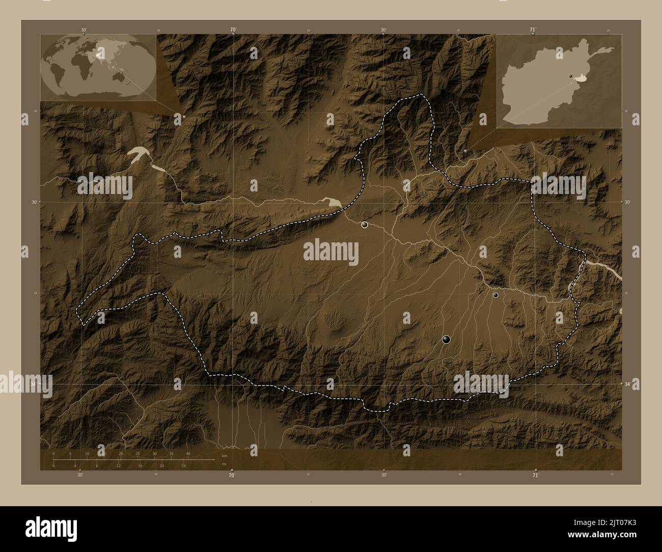 Nangarhar, province d'Afghanistan. Carte d'altitude colorée en tons sépia avec lacs et rivières. Lieux des principales villes de la région. Coin auxili Banque D'Images