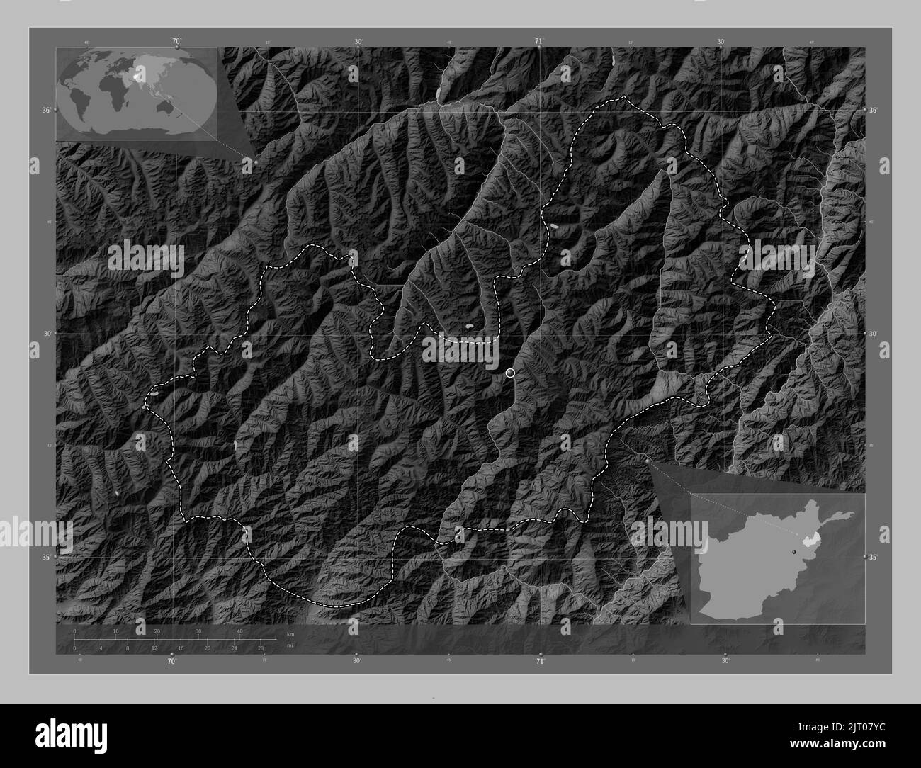 Nuristan, province d'Afghanistan. Carte d'altitude en niveaux de gris avec lacs et rivières. Lieux des principales villes de la région. Emplacement auxiliaire d'angle m Banque D'Images