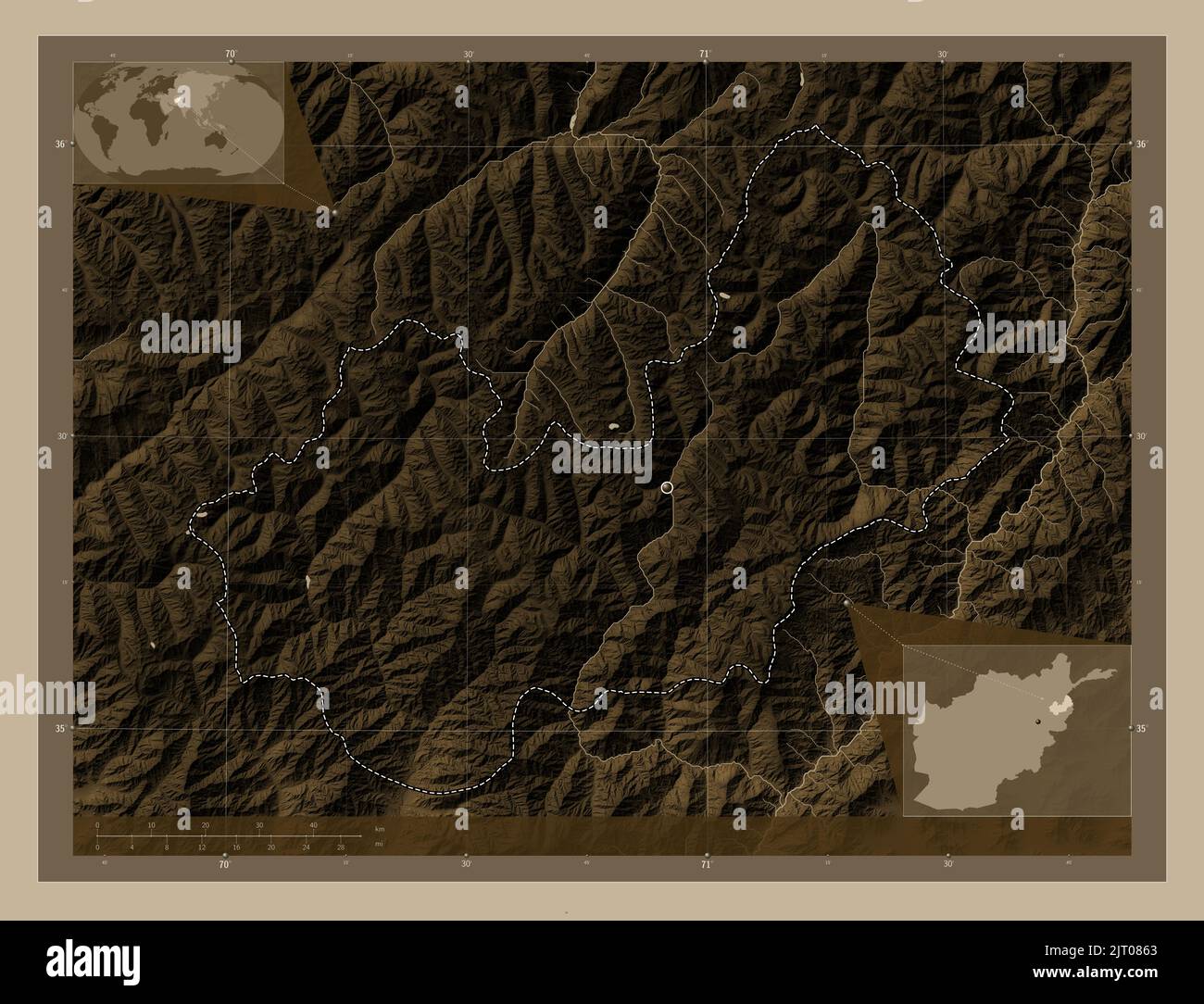 Nuristan, province d'Afghanistan. Carte d'altitude colorée en tons sépia avec lacs et rivières. Lieux des principales villes de la région. Angle auxilia Banque D'Images