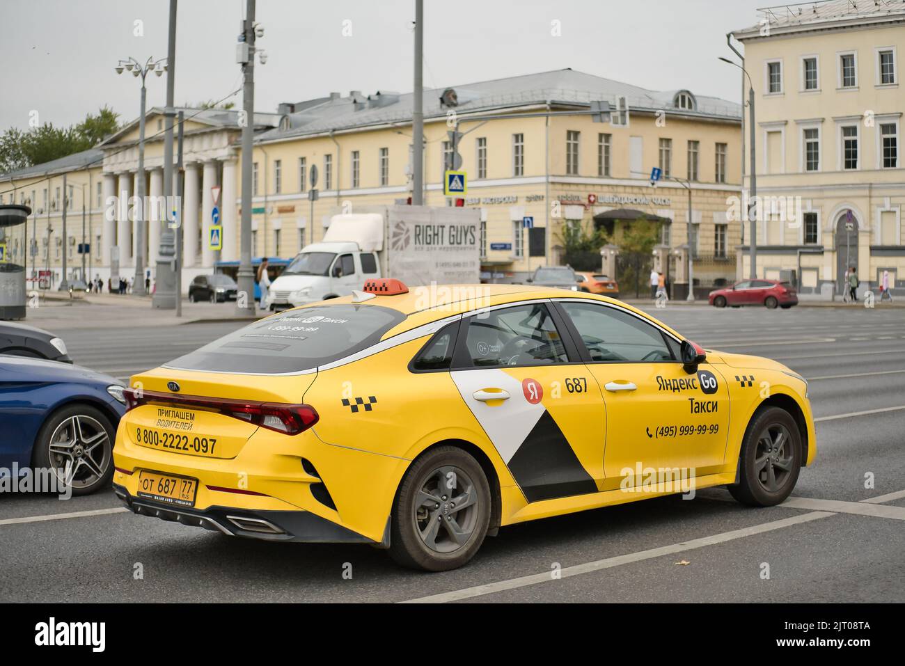 Voiture de service de taxi Yandex GO dans la rue de la ville. Taxi ...