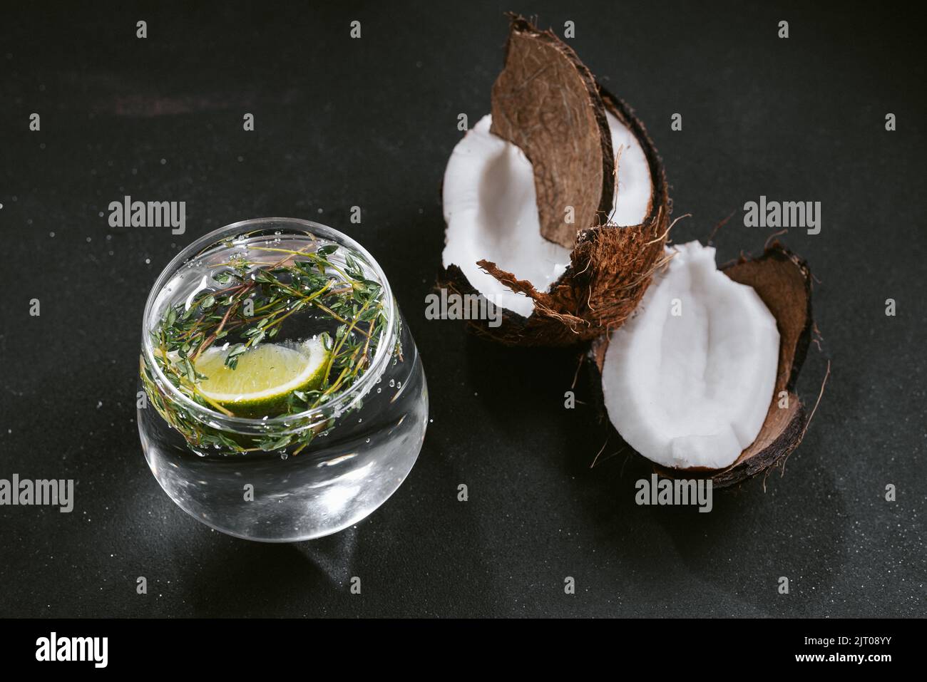 Un cocktail alcoolique de séltzer dur à la noix de coco sur fond noir Banque D'Images