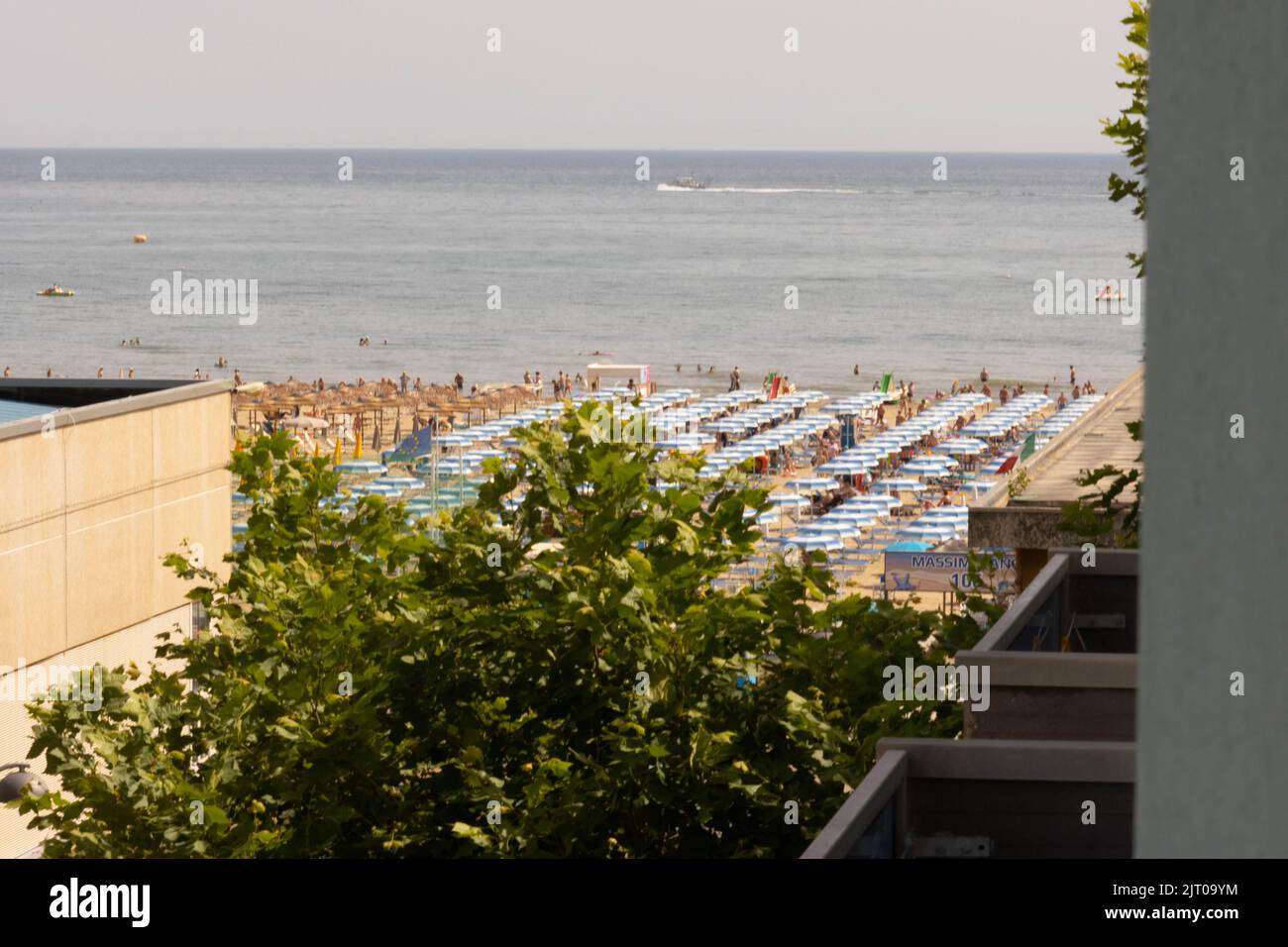 Plage avec bains en été. Rimini, Italie, photo de haute qualité Banque D'Images