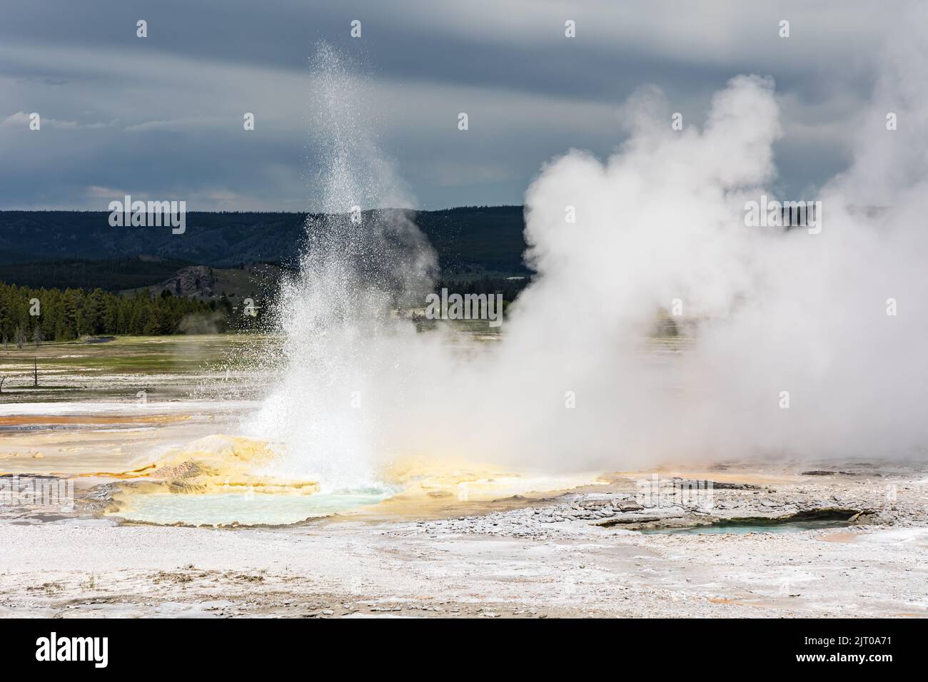 Éruption de spasme Geyser au parc Natioanl de Yellowstone, Wyoming, États-Unis Banque D'Images