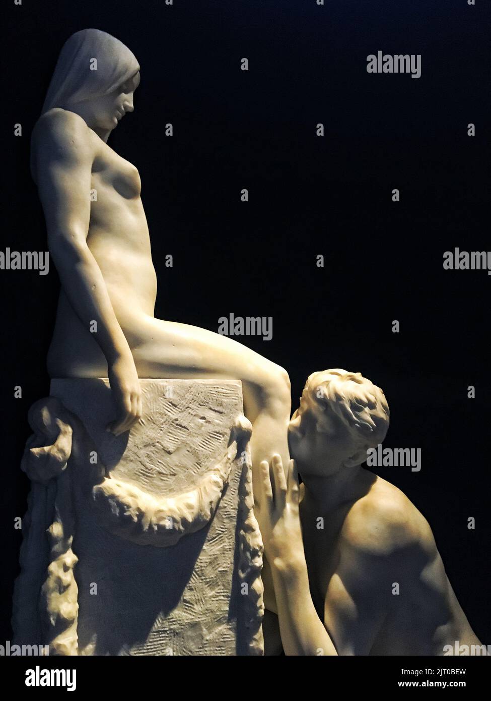 Une photo verticale de la statue de l'adoration, marbre, réalisée par Stephan Sinding Banque D'Images