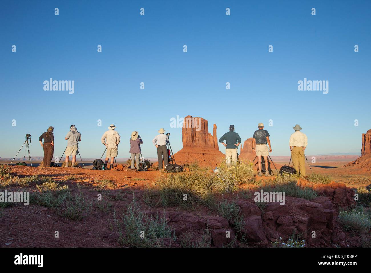 Un groupe de photographes dans un atelier de photo prenant des photos dans Monument Valley Navajo Tribal Park en Arizona. Banque D'Images