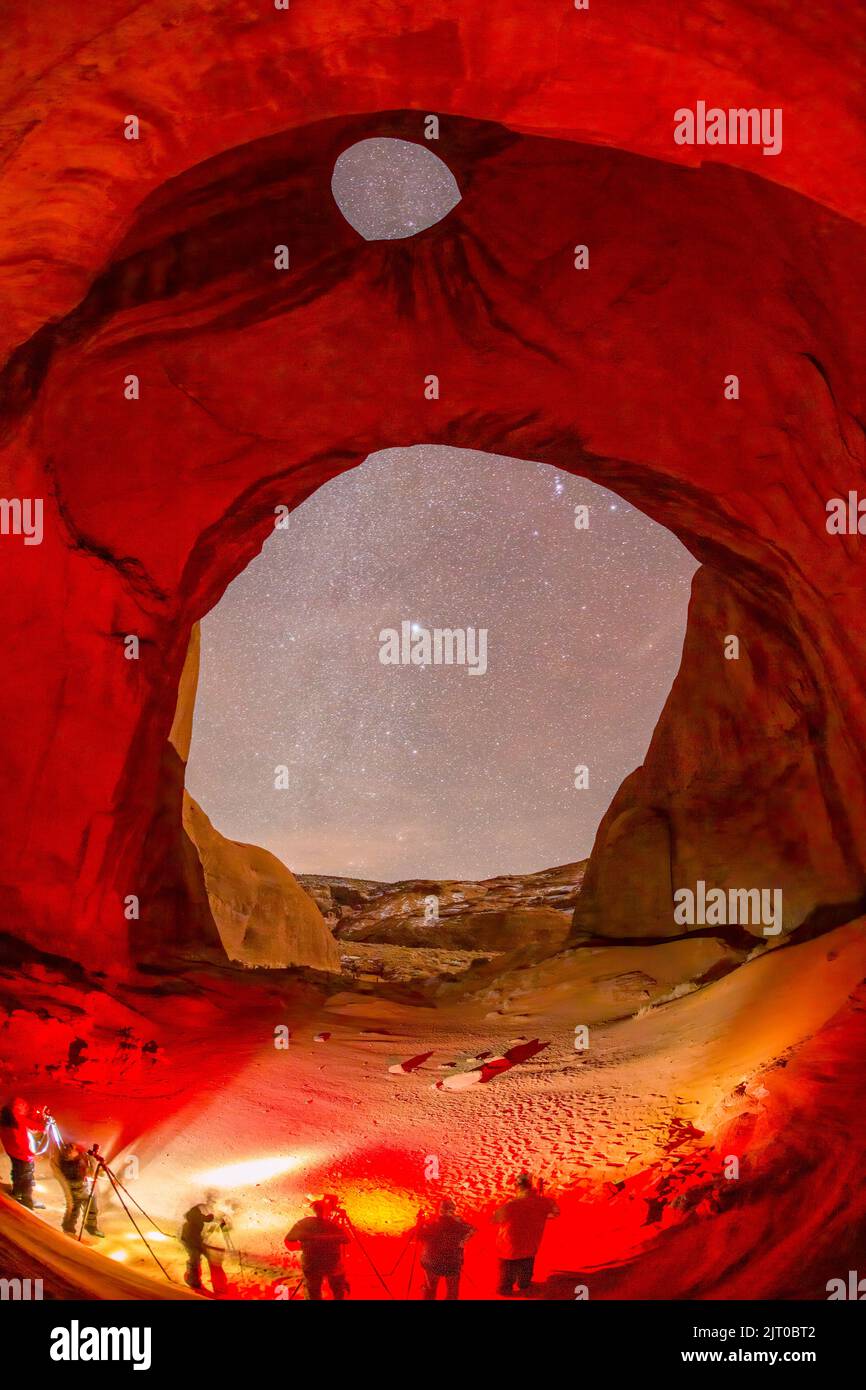 Un groupe de photographes dans un atelier de photo prenant des photos la nuit dans le parc tribal de Monument Valley Navajo, Arizona. Banque D'Images