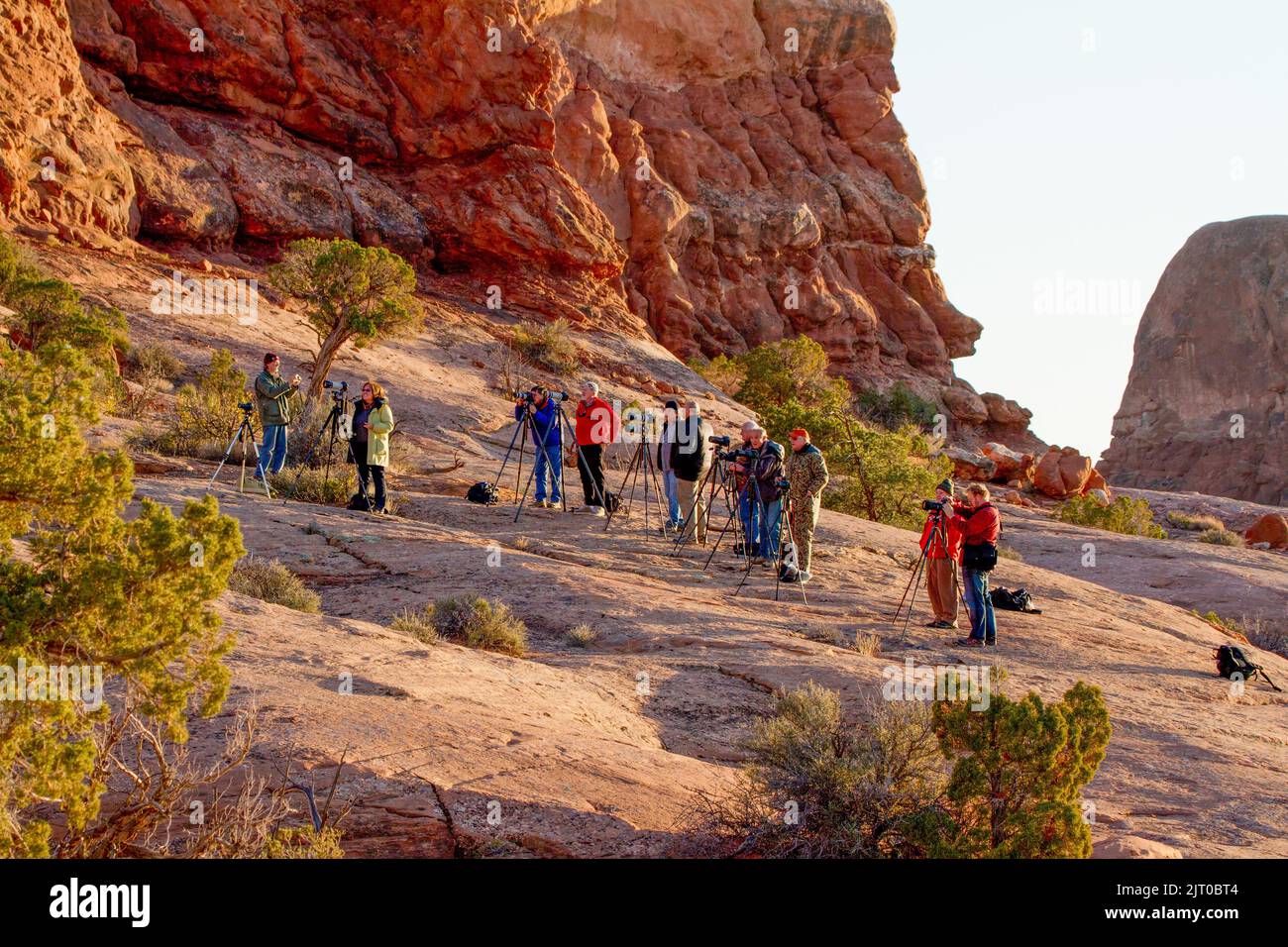 Un groupe de photographes dans un atelier de photo prenant des photos dans le parc national d'Arches près de Moab, Utah. Banque D'Images