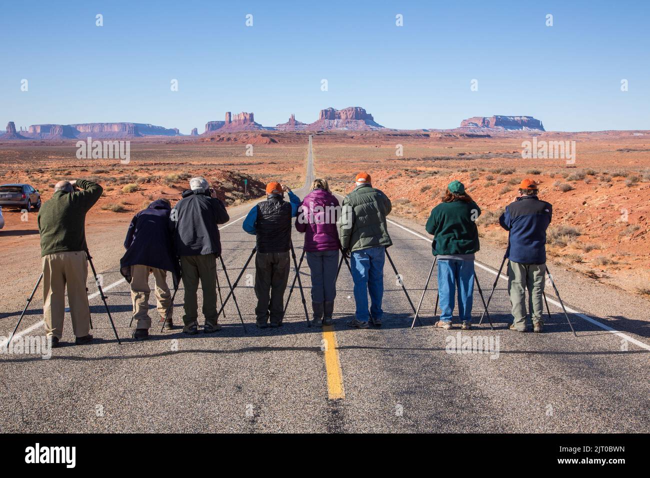 Un groupe de photographes dans un atelier de photo prenant des photos de la route vers Monument Valley à la frontière entre l'Utah et l'Arizona. Remarque : un observateur était en train de regarder Banque D'Images